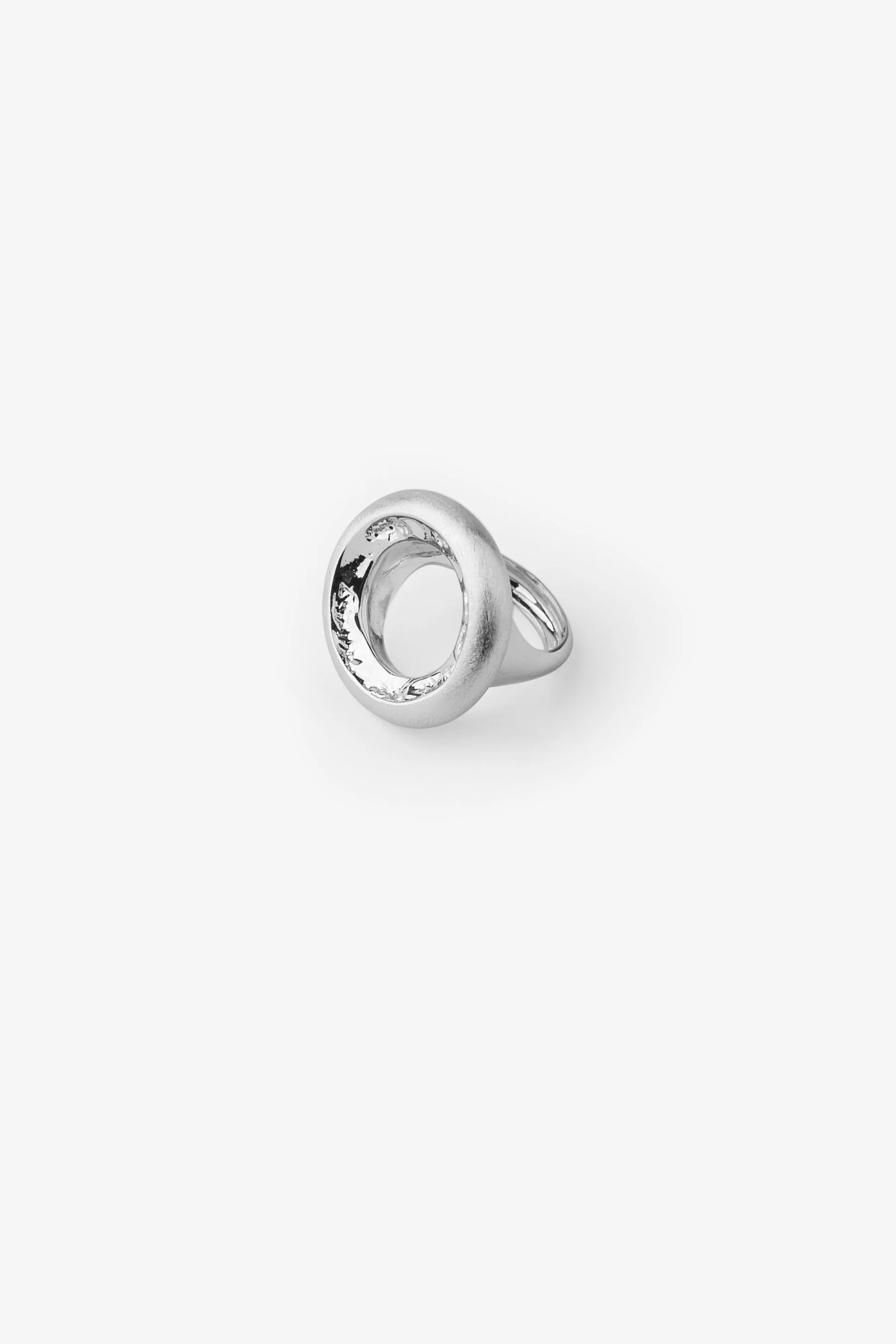 Broken edge donut ring_silver_2D1A2863_gb.jpg