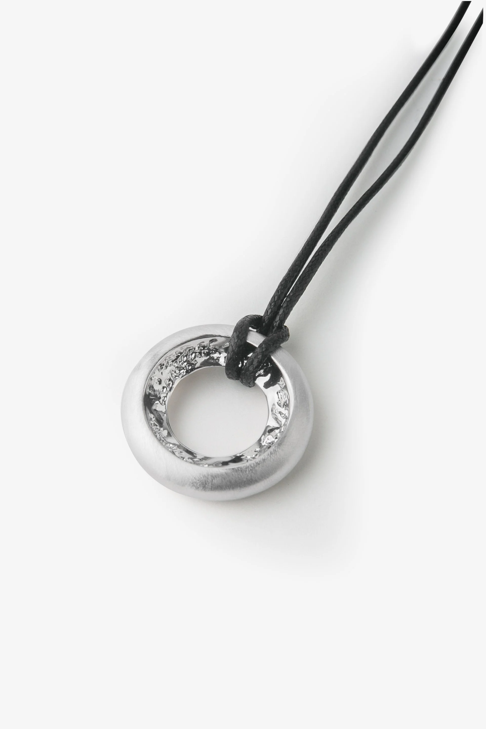Broken edge donut pendant L_Silver_02D1A2832_1_gb.jpg