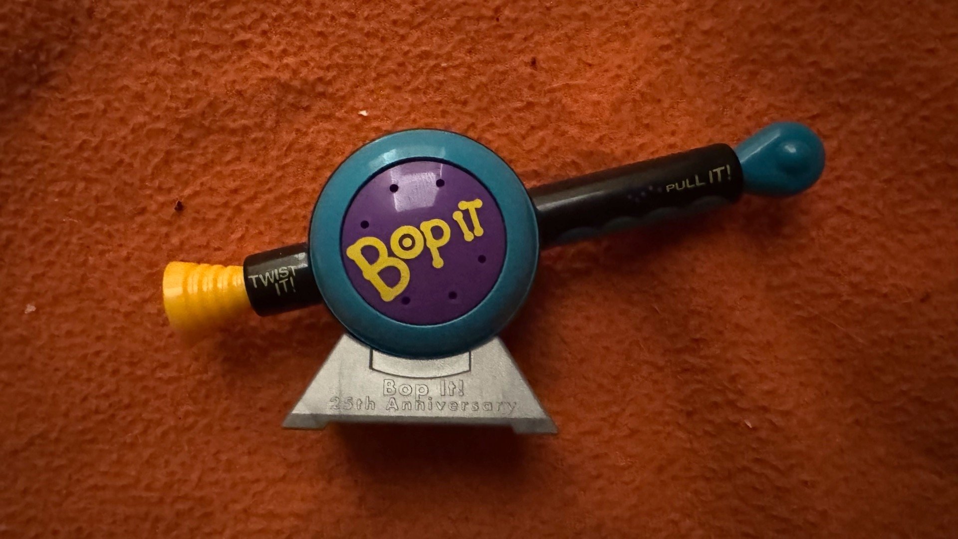 Name: World's Smallest Bop It!  •  Version 2.0  •  Release Year: 2023  •  Revision Number: Refresh US 5  •  Test Mode Length: 0m 39s  •  Changes: Unknown