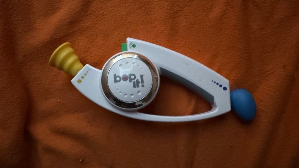 Name: Bop It!  •  Version 2.0  •  Release Year: 2009  •  Revision Number: Score 20  •  Test Mode Length: 0m 40s  •  Changes: Better speaker
