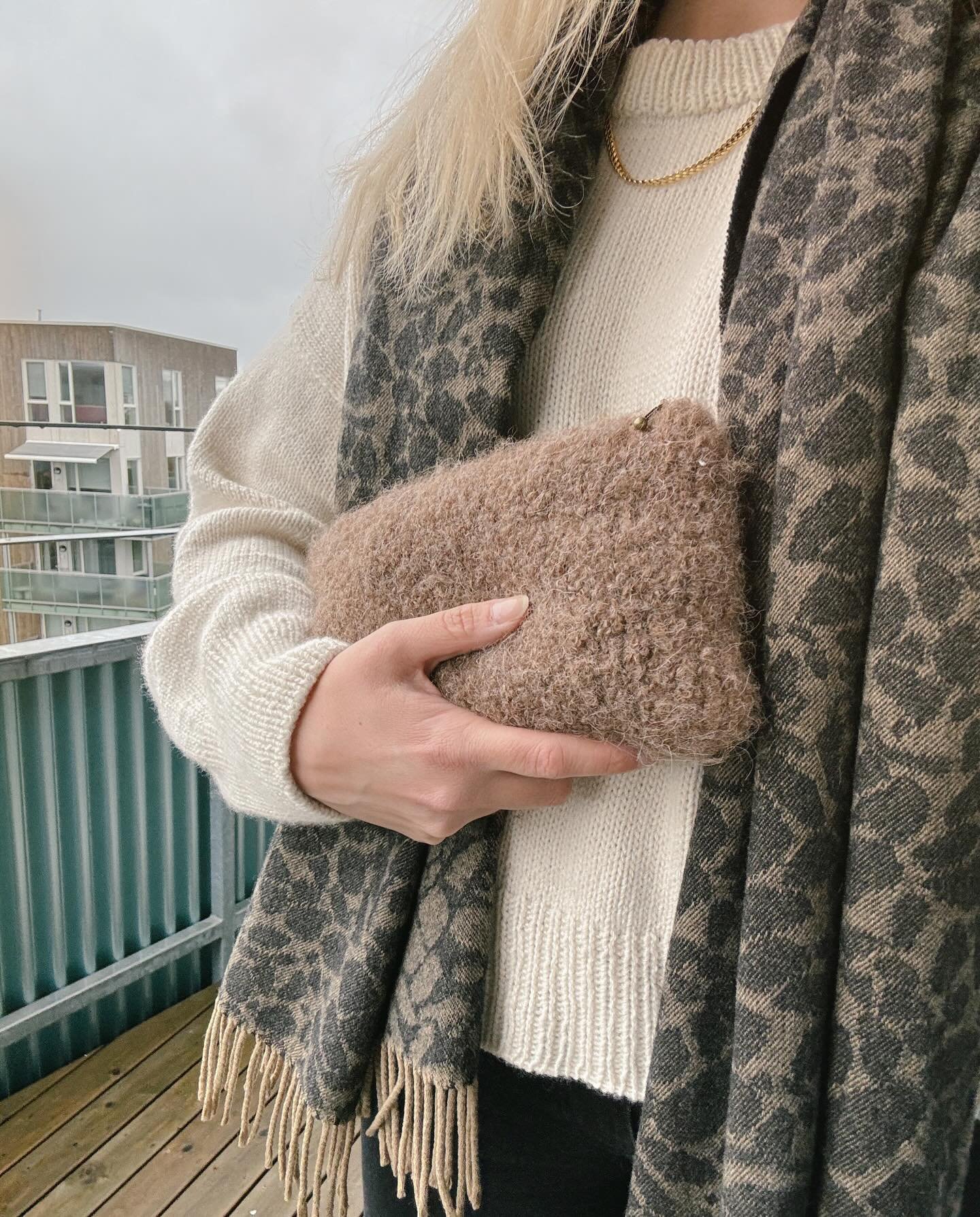 En outfit for noen uker tilbake🤎 Polar Zip Bag (oppskrift p&aring; waalstudios.com) strikket i #dropsalpacaboucle og #marseillesweater strikket i #sandnesdoublesunday 🐚
