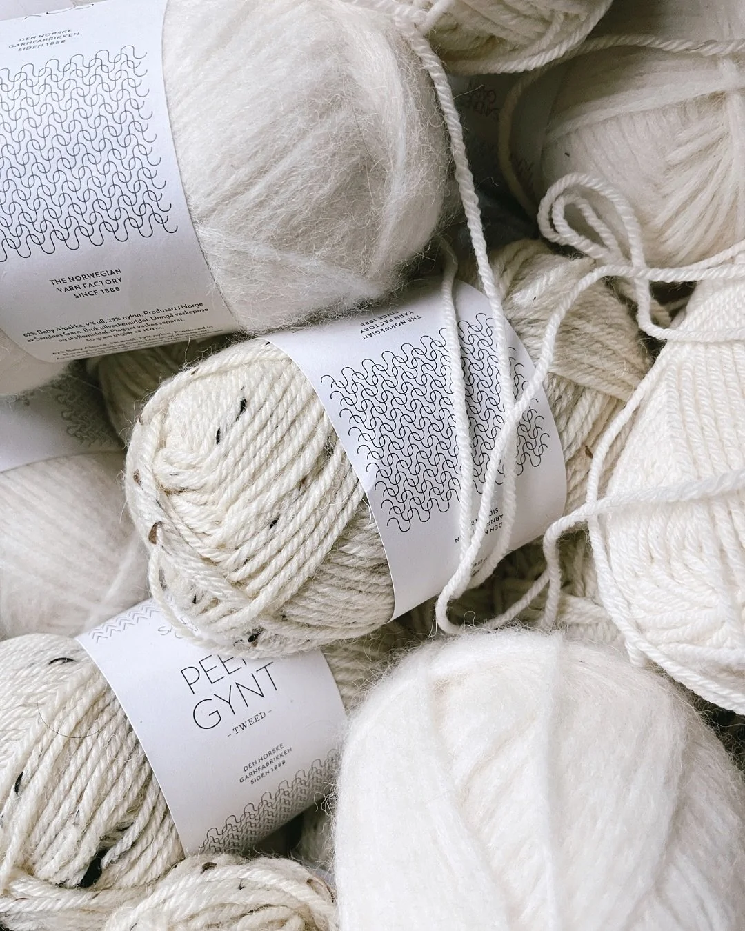 Annonse @dreamknit - siste sjanse! ✨ I en pose i skapet har disse n&oslash;stene med Peer Gynt Tweed ventet og ventet - helt siden fargen ble lansert faktisk, s&aring; det begynner &aring; bli noen &aring;r n&aring;. Men n&aring; skal de endelig bli 