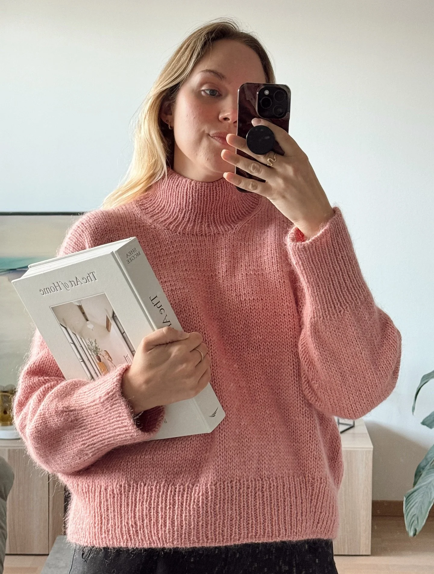 Weekend Sweater jeg strikket i fjor sommer, som er en stor favoritt i strikkegarderoben. Elsker den h&oslash;ye halsen og den lange ribben, og ikke minst fargen🫶🏼 Blir perfekt genser denne h&oslash;sten ogs&aring;!

Strikket i Peer Gynt 4023 og Tyn