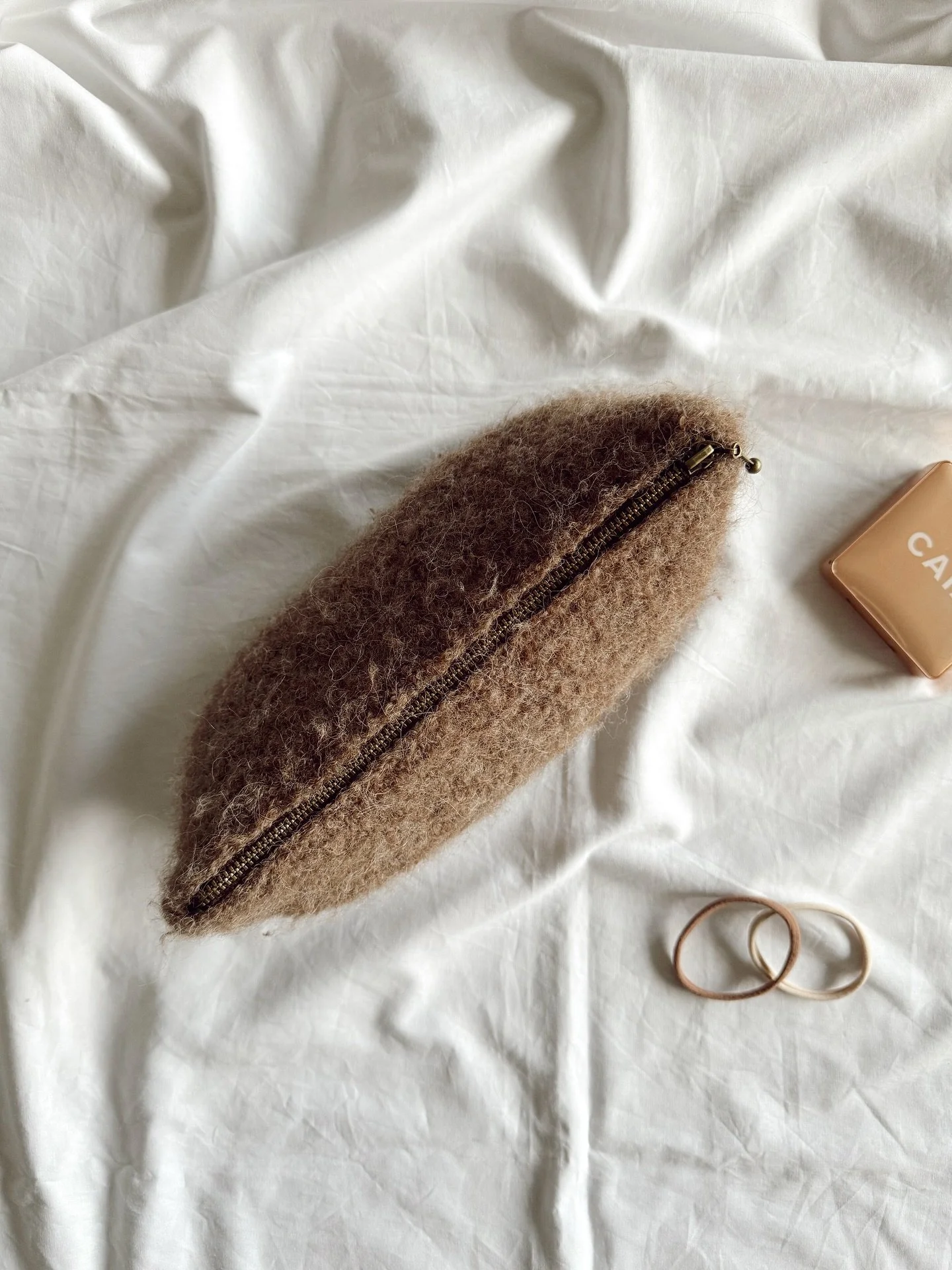 It&rsquo;s finally fall - and Polar Zip Bag is the perfect little bag for your treasures💋

Elsker elsker elsker denne vesken! Sommerversjonen er noe eget, men til h&oslash;sten og vinteren er denne myke og modne varianten &aring; foretrekke😍

Strik