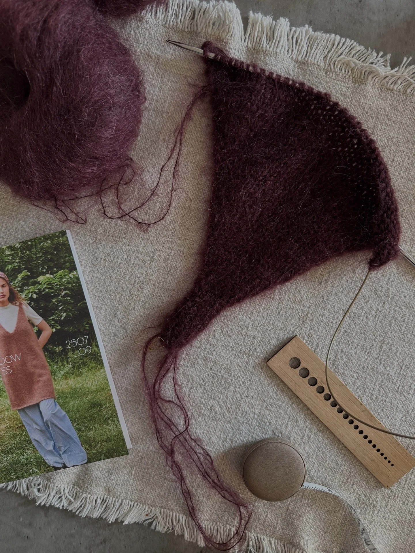 Getting ready for fall with #meadowdress on my needles 🍂🥞☕️ 

#sandnesballerinachunkymohair colour 4372🤎
