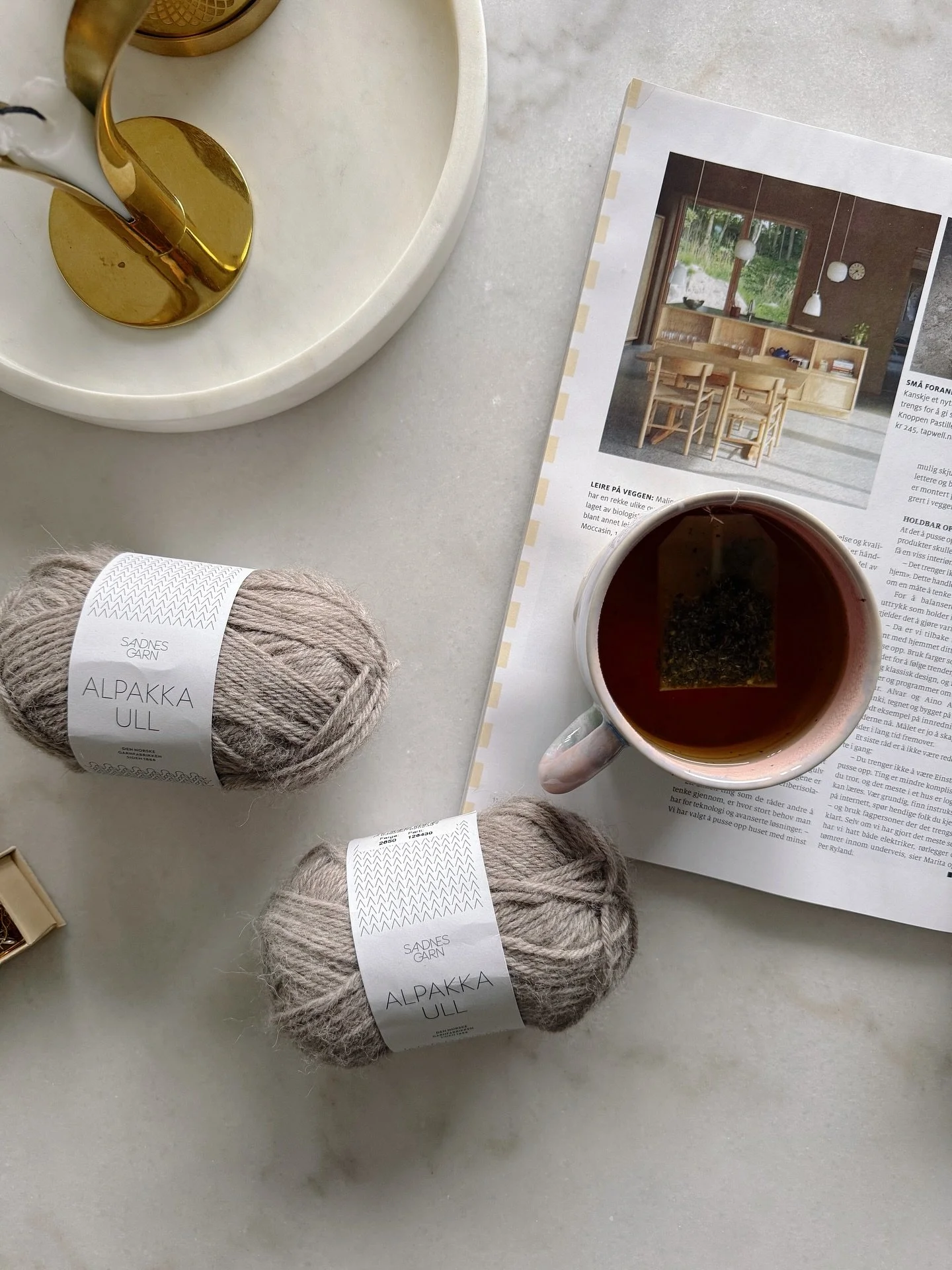 P&aring; tide &aring; legge opp til et nytt #sophiescarf 🤎🐻 Perfekt lite prosjekt &aring; ha med i veska n&aring;r jeg skal ut &aring; farte, har manglet det en stund n&aring;.

Jeg strikker scarf-varianten med to n&oslash;ster #sandnesalpakkaull .