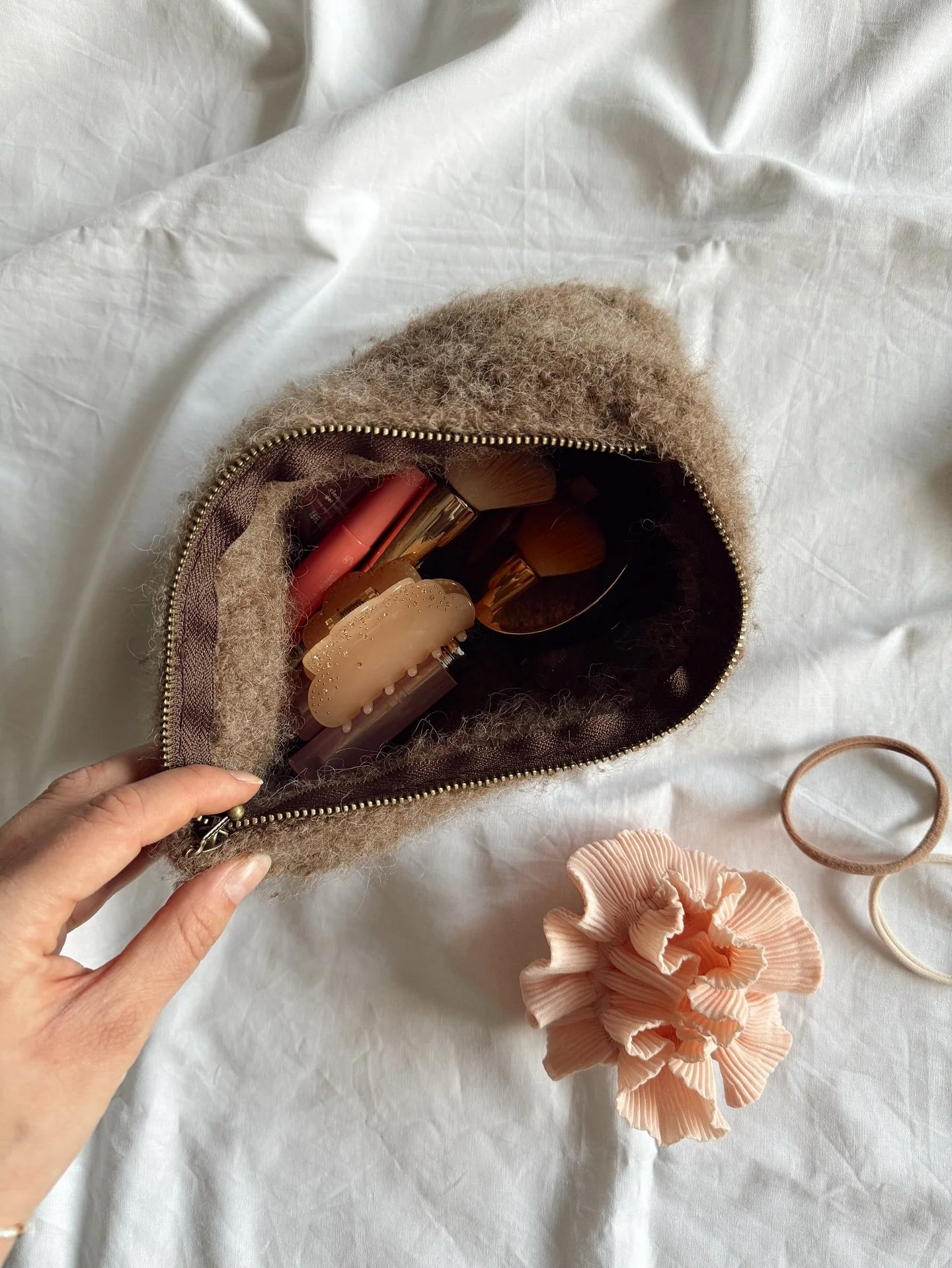 Er det bare meg som syns bouclegarn er ekstra g&oslash;y &aring; strikke med p&aring; h&oslash;sten?🐻🤎 Strikkemojoen er p&aring; topp om dagen og jeg legger opp til b&aring;de det ene og det andre - og n&aring; fikk jeg akutt lyst p&aring; en #pola