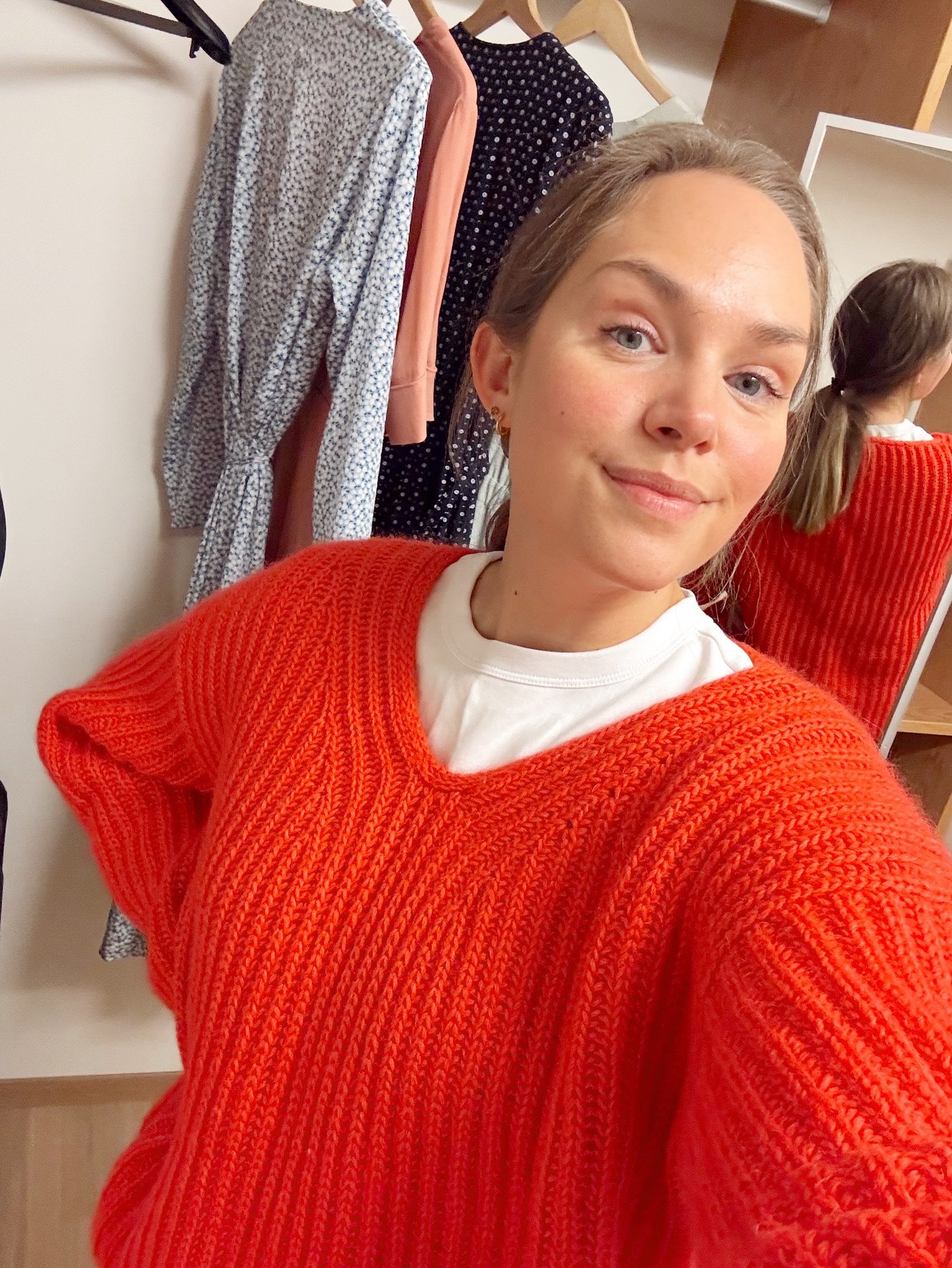 Note to self til nye huset: Et OK+ selfiespeil i dagslys s&aring; fargene p&aring; strikkagenserne kommer riktig frem🪞 Snart flytter vi!

Wearing: #stellasweater strikket i #sandnesalpakkaull og #sandnestynnsilkmohair i farge 4008