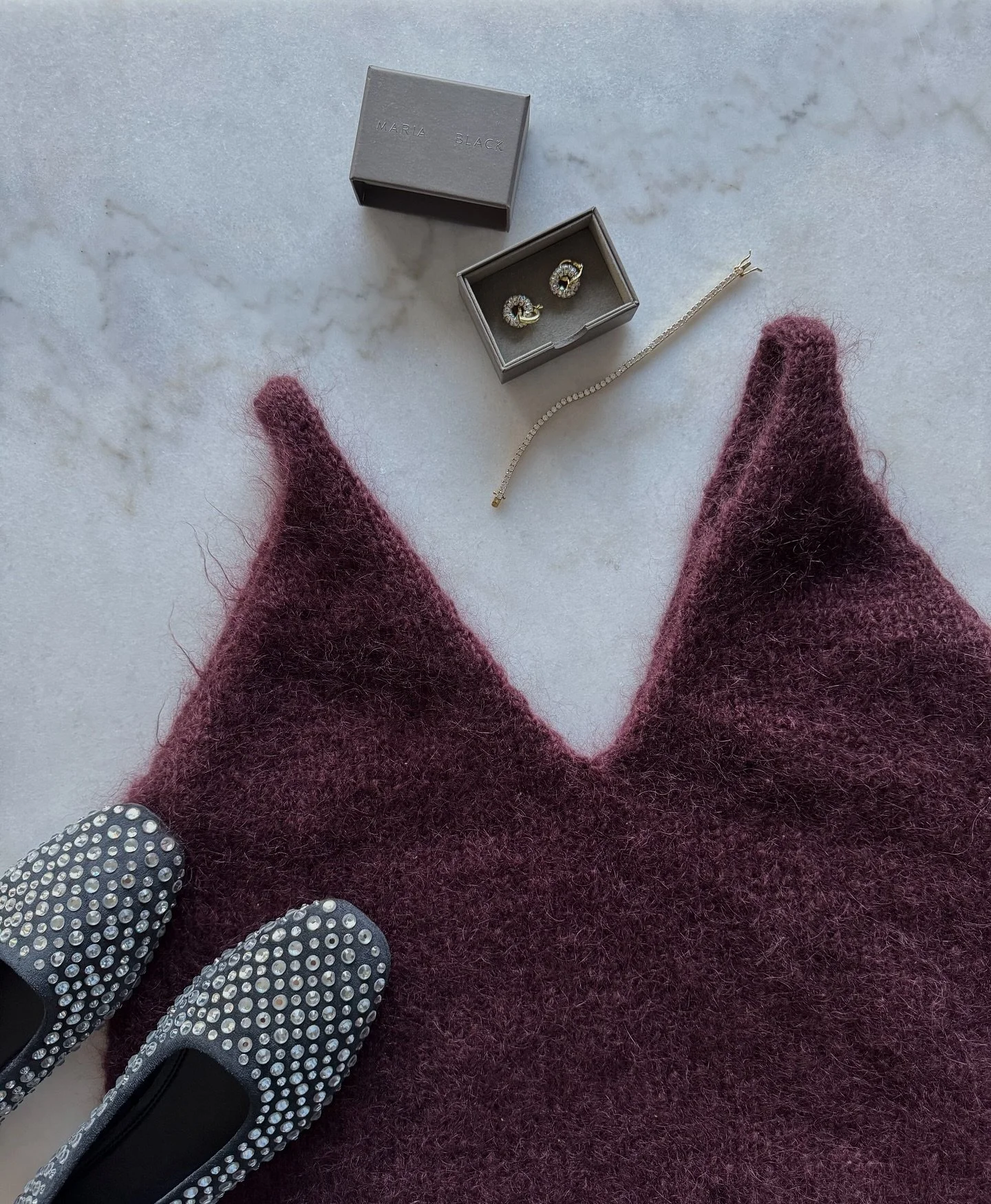 Fant endelig de riktige skoene og n&aring; er &aring;rets juleantrekk helt klart🪩🎄 #meadowdress og litt bling blir helt perfekt!

Skal du strikke &aring;rets juleantrekk til deg selv eller barna dine?🫶🏼❤️

#christmasoutfits #knitteddress #sandnes