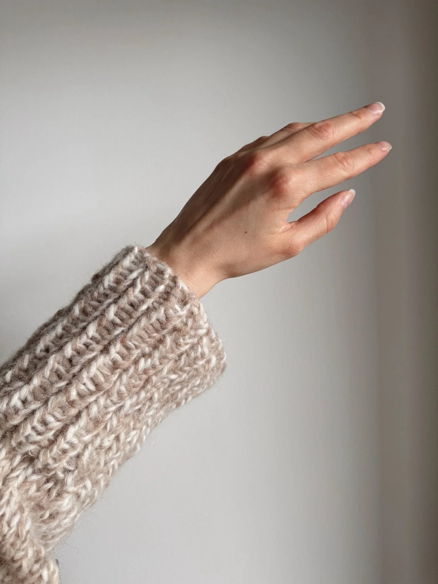 Marble Sweater this Sunday☁️ Siste dagen i november, de f&oslash;rste julegavene er levert, julekort er bestilt, lefser er bakt og fryst ned - n&aring; er det snart jul, og snart flytting til det nye huset🫶🏼

Fortsatt masse juleforberedelser som sk
