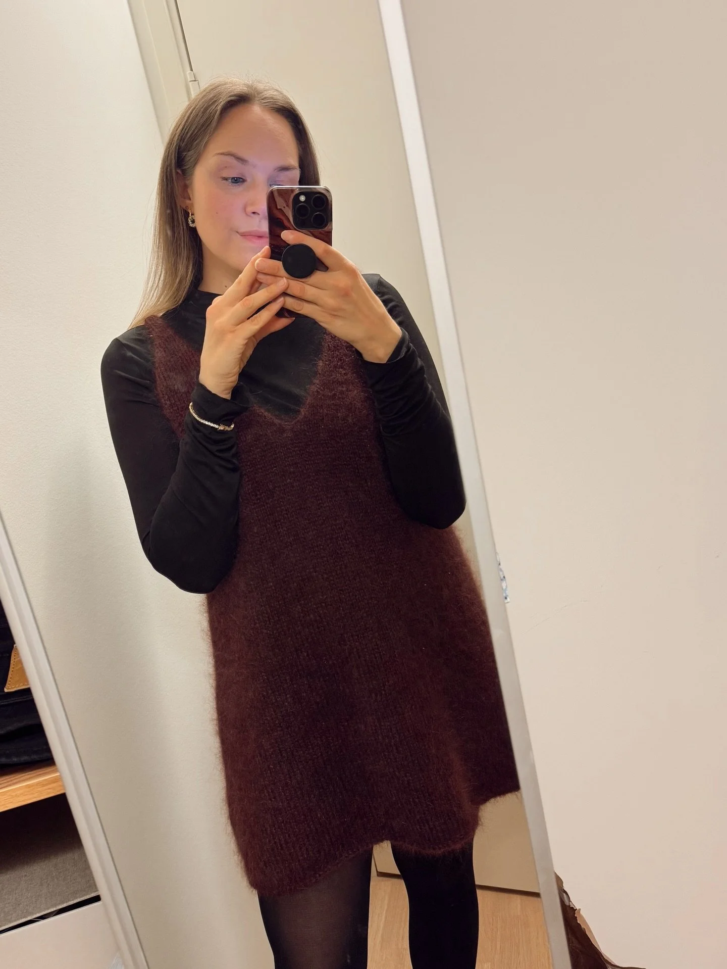 Jeg har v&aelig;rt en liten outfit repeater denne uka med #meadowdress p&aring; to julebord🪩🪅

Men denne kjolen fortjener &aring; brukes masse! Elsker passformen og at den kan dresses opp og ned etter anledning🫶🏼

Oppskrift fra @sandnesgarn , str