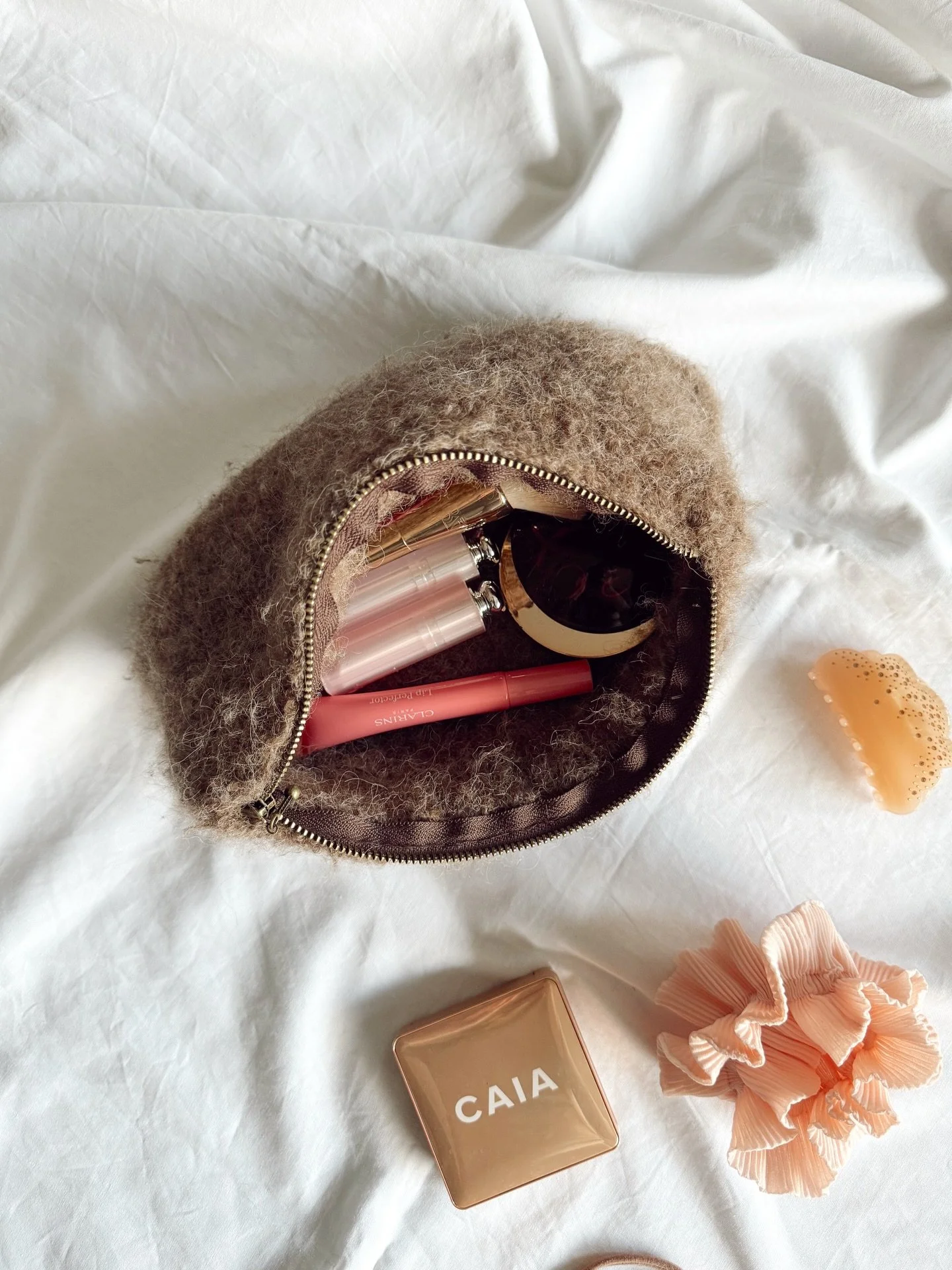 It&rsquo;s Christmas time🎄✨ Mangler du en julegave til noen - eller deg selv👸🏼 s&aring; er #polarzipbag et perfekt lite prosjekt n&aring; f&oslash;r jul. Deilig bouclegarn i dobbelstrikk gir en st&oslash;dig veske som ikke trenger innerf&ocirc;r🫶