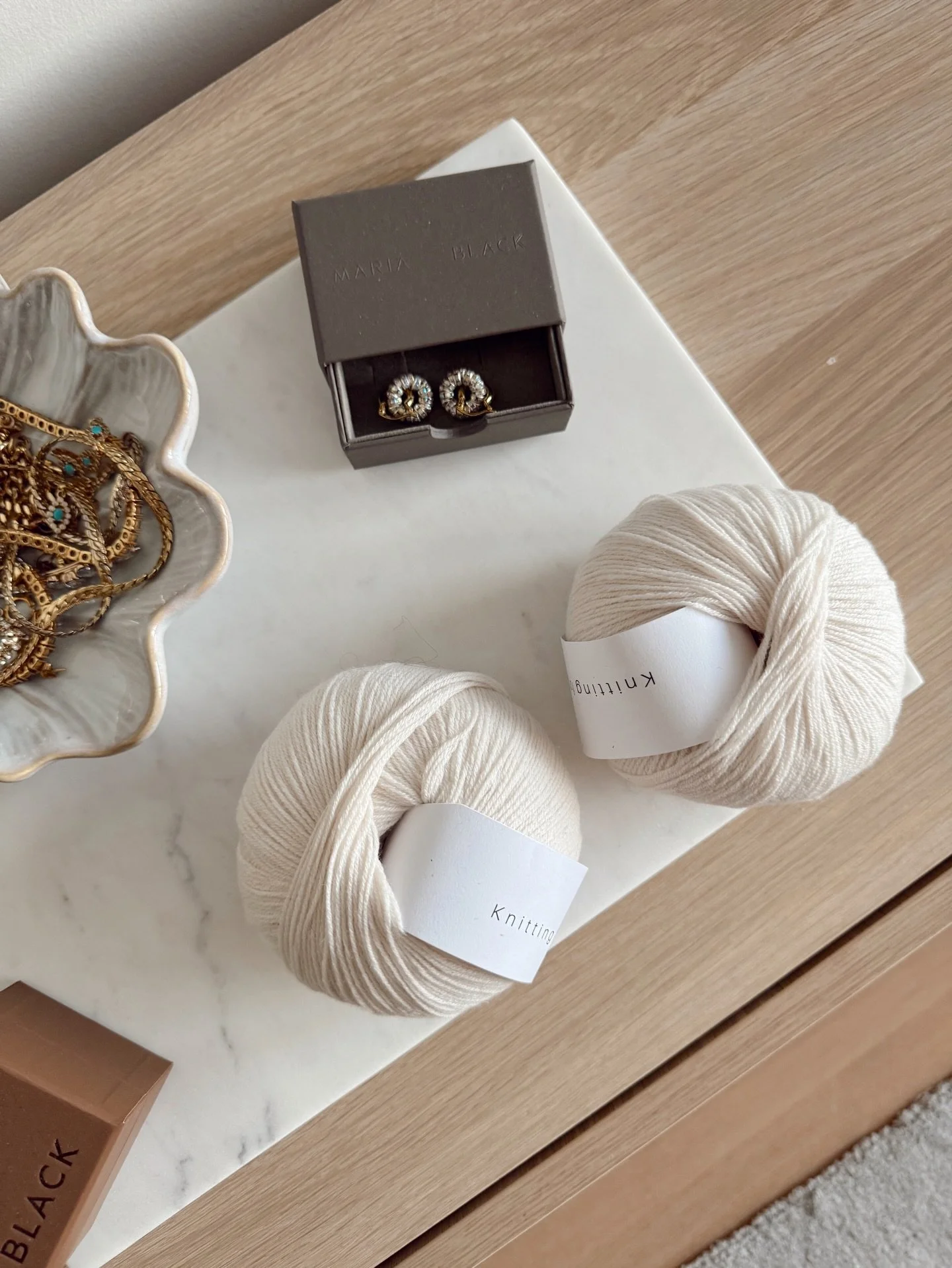 New year, new me, new yarn?✨✨ Mitt strikkem&aring;l for 2026 er &aring; bruke opp garn fra lageret, ferdigstille noen veldig stillest&aring;ende ufoer og kj&oslash;pe minst mulig nytt garn❤️ Gleder meg veldig til et nytt strikke&aring;r og h&aring;pe