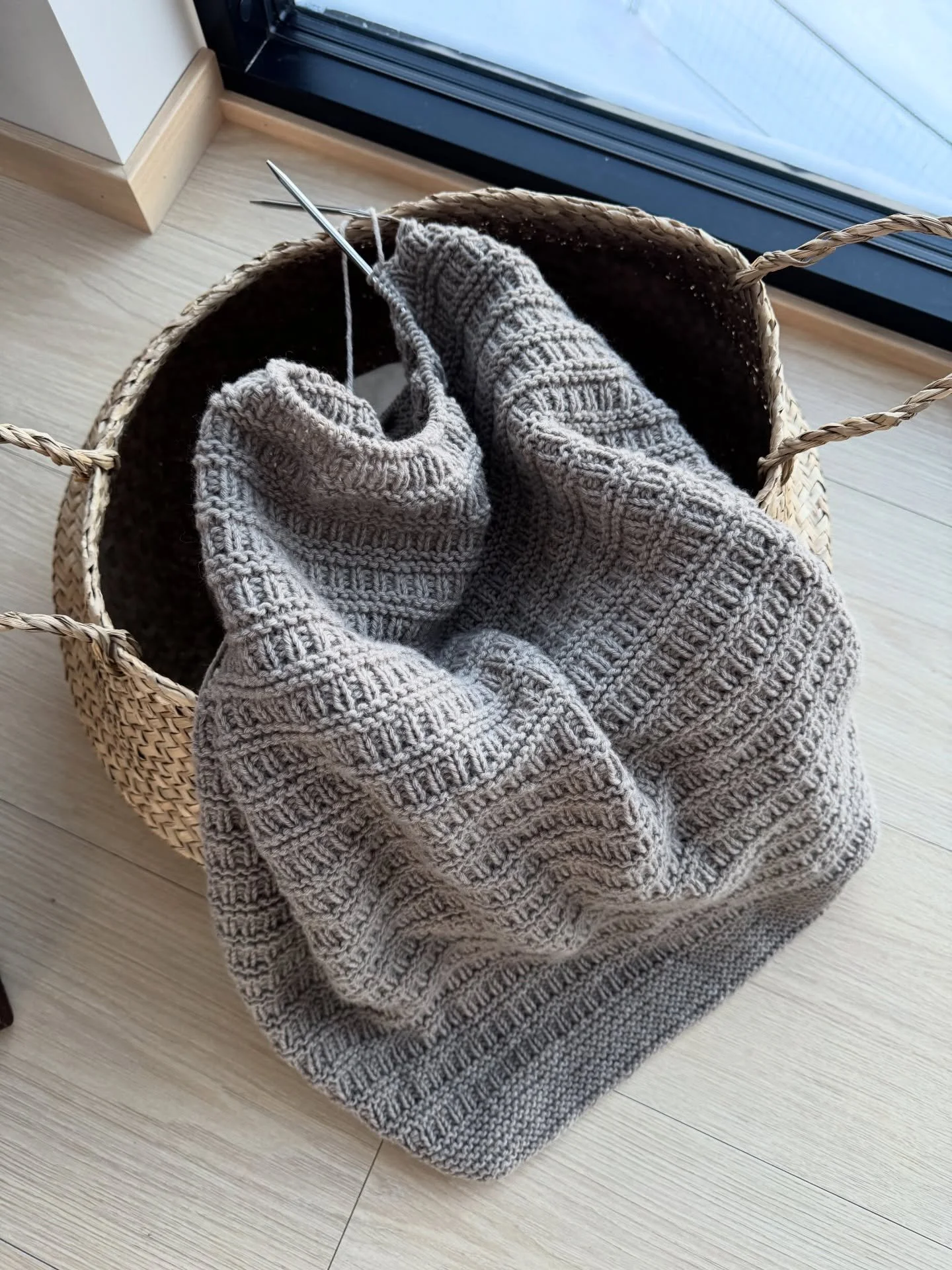 &Aring;ret starter med &aring; strikke videre p&aring; #sorgenfripledd 🫶🏼 F&oslash;rste gang jeg strikker med #lamanacomogrande og det er s&aring; mykt og godt &aring; strikke med😍

Jeg og mini koser oss hjemme med mine siste uker i permisjon, et 