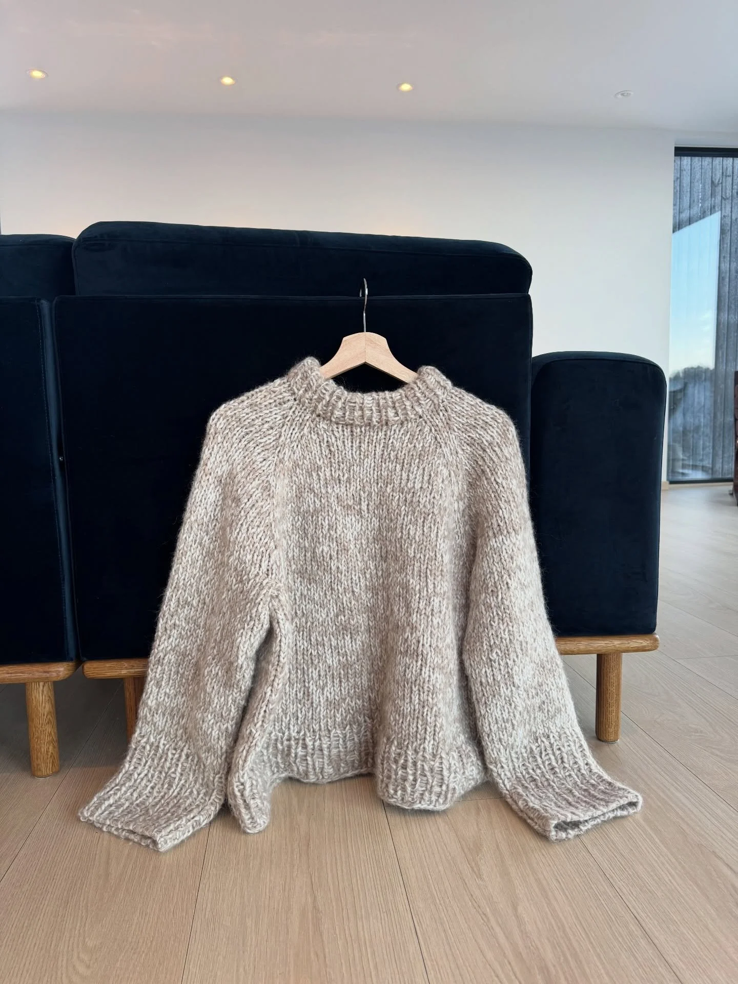 Marble Sweater✨ Ble iiiskalde kuldegrader i Trondheim plutselig, s&aring; da var det godt &aring; finne frem denne igjen. S&aring; god og varm, og fjor&aring;rets mest brukte genser. Perfekt &aring; slenge p&aring; seg hvis man er en frossenpinn som 