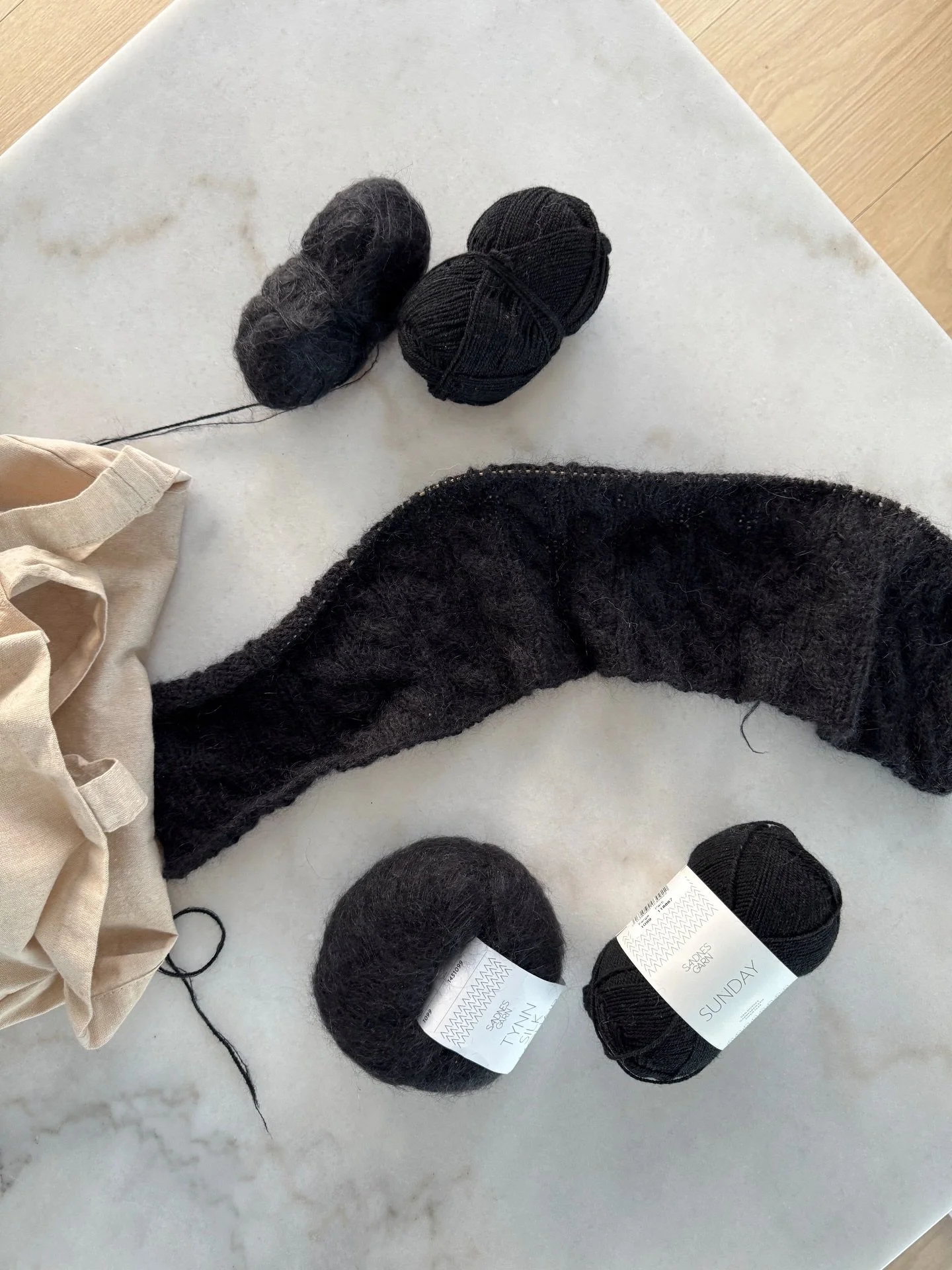 En s&oslash;ndag i livet, og jeg har funnet frem #bonniesweater fra dypet av strikkekurven. Sist jeg strikket p&aring; denne var p&aring; toget hjem fra F&aelig;brikstad i 2024.. Skal pr&oslash;ve &aring; gi den et fors&oslash;k, men g&aring;r det ik