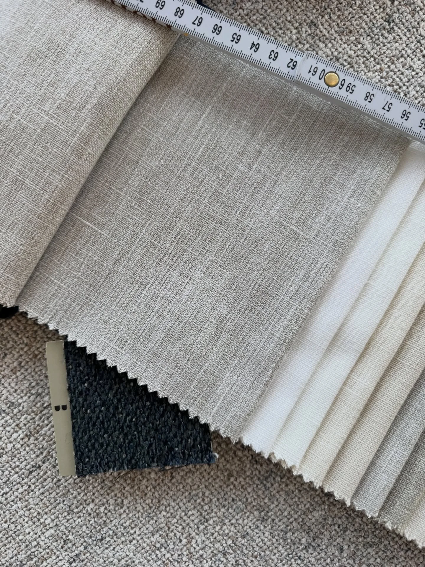 Wave-gardiner on my mind🪡🧵 jeg har sunket dypt ned i gardin-hullet og det grubles p&aring; stoffer, avstander, og hva som blir den perfekte l&oslash;sningen med takfestede gardinskinner.

Vi har stikkontakter i taket flere steder, som gj&oslash;r a