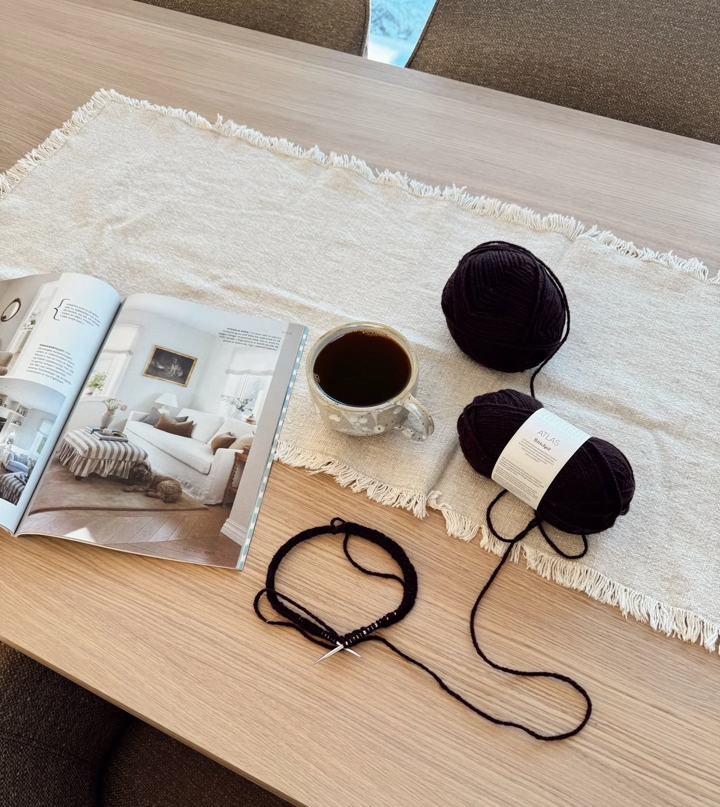 Garn kj&oslash;pt med rabatt hos @maskedrommen | Coffee &amp; knits☀️ s&aring; deilig at sola har begynt &aring; titte frem og ikke minst varme litt! 

Jeg har akkurat startet p&aring; mitt f&oslash;rste prosjekt i #sandnesatlas i farge 4682 Velvet F