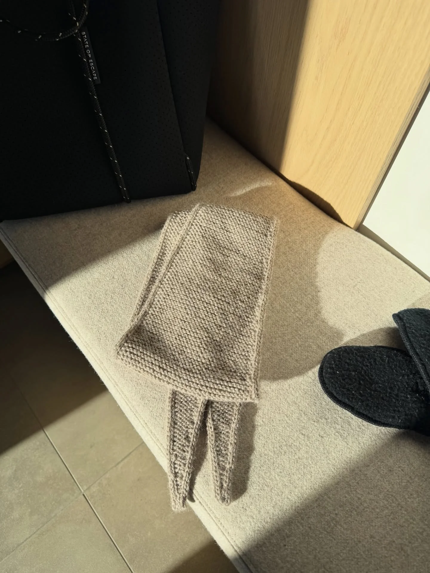 Sunny side up☀️☀️ elsk p&aring; sola, varme i fjeset, iskalde minus og mjukt #sophiescarf rundt halsen🐻

Strikket i #sandnesalpakkaull i farge 2650 Beige Melange🫶🏼🤎