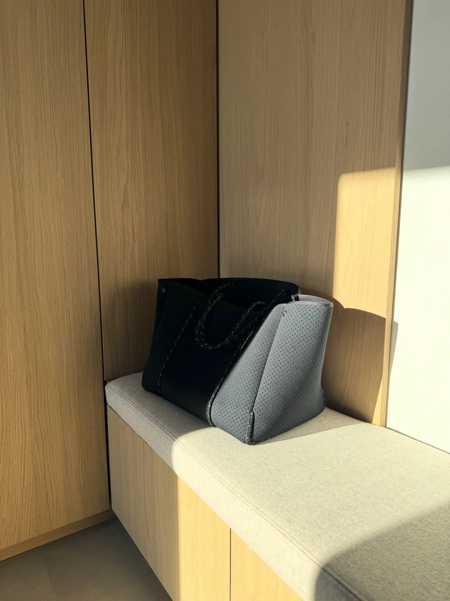 Noen glimt fra kamerarullen🤍 .. er s&aring; gira p&aring; &aring; f&aring; ferdig #marblesweater - fargene ble virkelig 10/10😍

1 Garderoben i gangen snart snart ferdig☀️
2 Fargespillet🥹
3 Pax Pax og mer Pax!🏗️
4 #sandnesatlas og mohair, kj&oslas