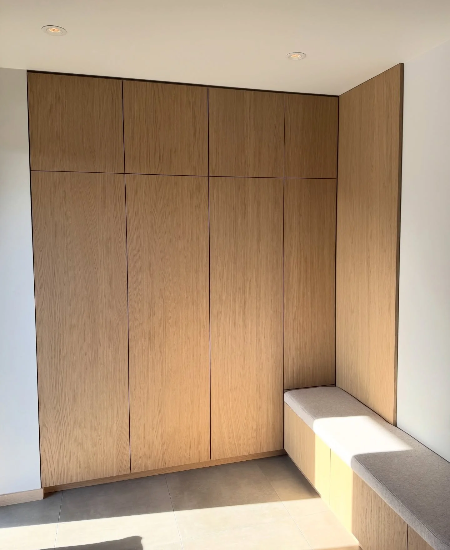 Mens vi venter p&aring; speilet som skal v&aelig;re over sittebenken, s&aring; har vi endelig f&aring;tt knaggene og h&aring;ndtakene til skapet😍

Syns looken med stainless steel blir s&aring; fint til eik! Knaggene er fra Ferm Living❤️