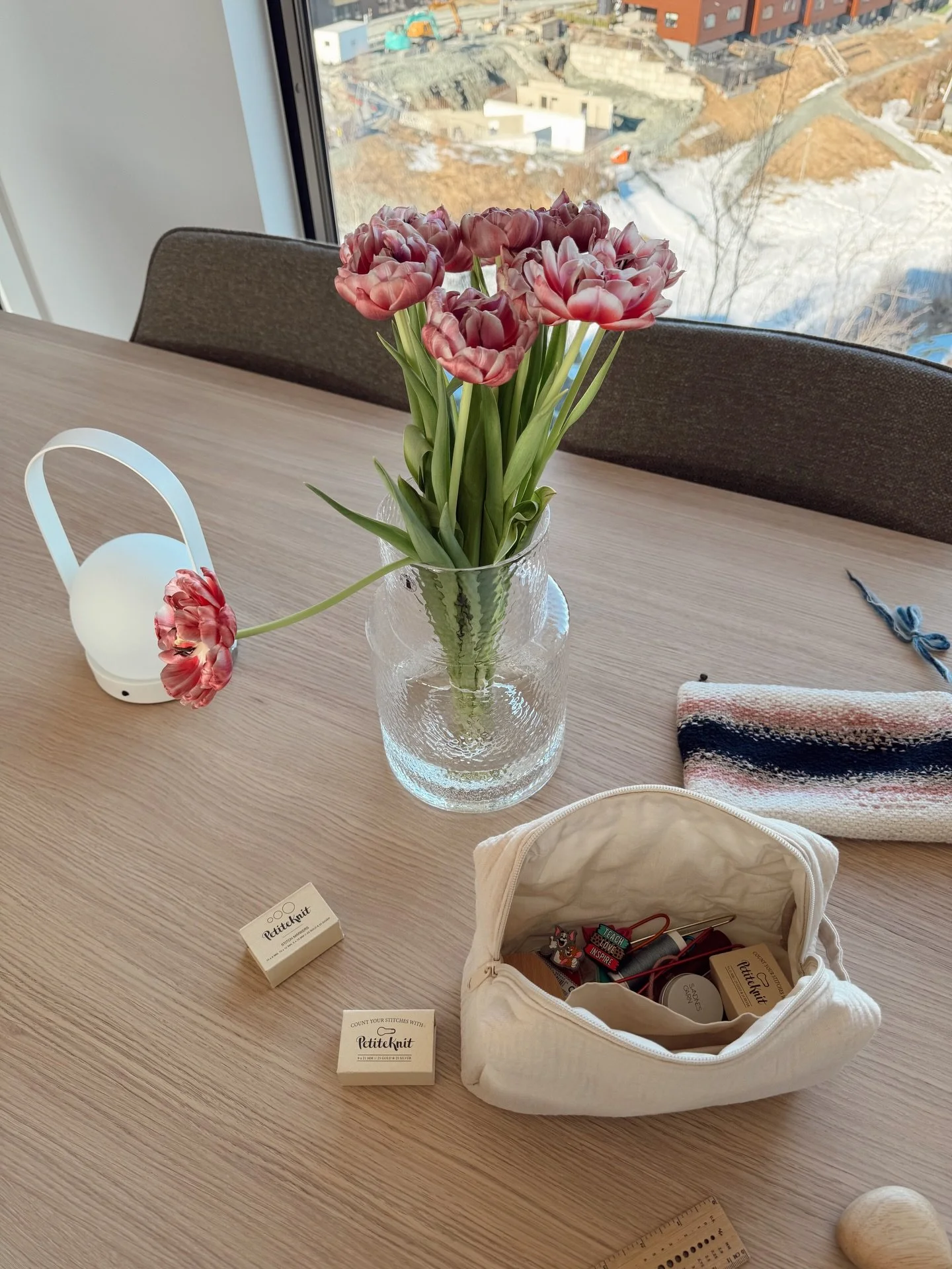 Lille Technicolor Purse ble til slutt for liten alt strikketilbeh&oslash;ret, s&aring; m&aring;tte oppgradere til en ny og st&oslash;rre veske😍 og n&aring; er det goood plass til flere mark&oslash;rer, sakser og strikkest&aelig;sj!

Og elsker at blo