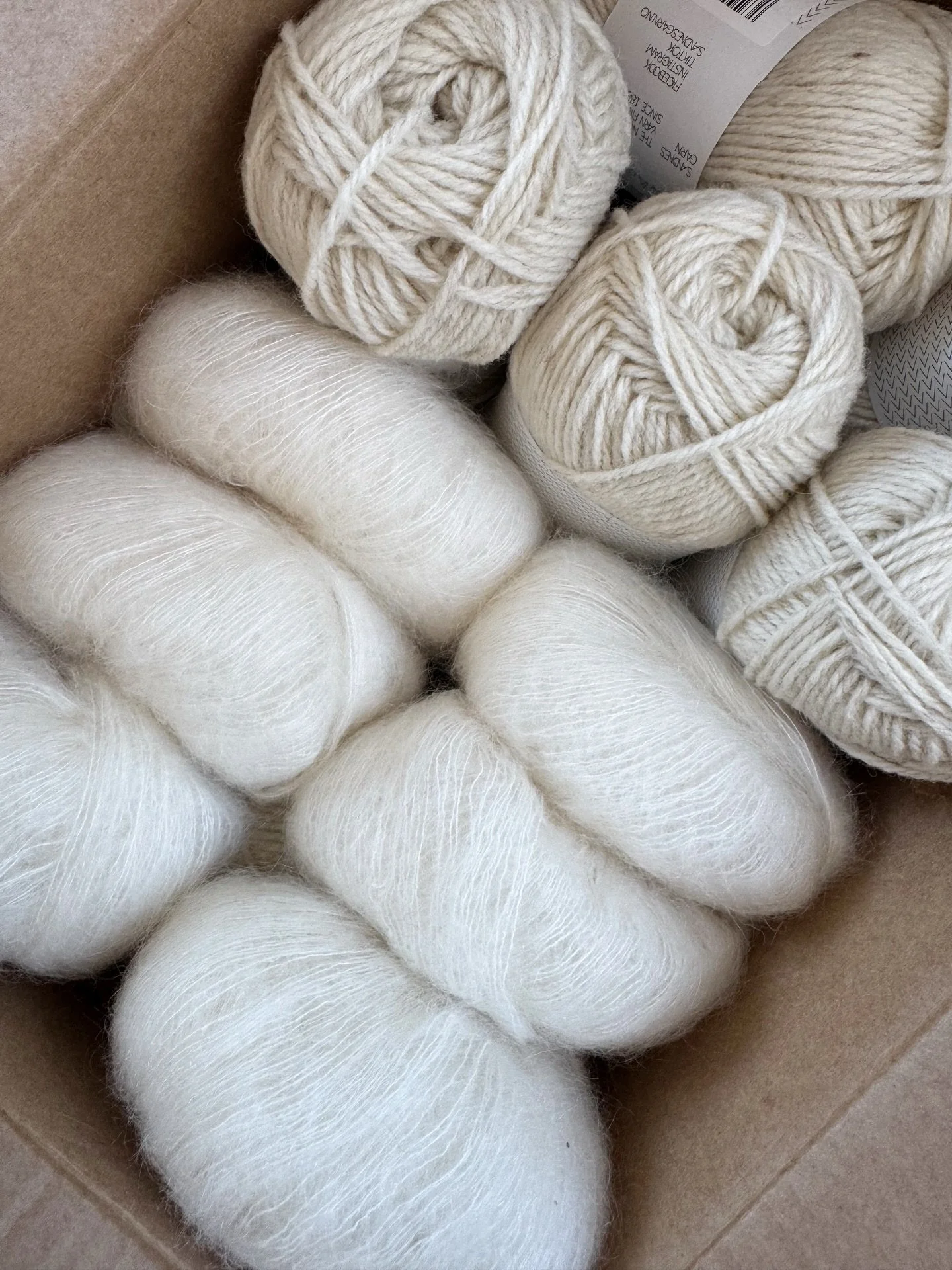 Reklame / garn kj&oslash;pt med rabatt hos @maskedrommen 

#sandnestynnsilkmohair og #sandnesatlas i den lekreste fargen☁️☁️☁️ Gleder meg veldig til &aring; ta fatt p&aring; nye prosjekter n&aring;! Selv om akkurat disse n&oslash;stene m&aring; vente