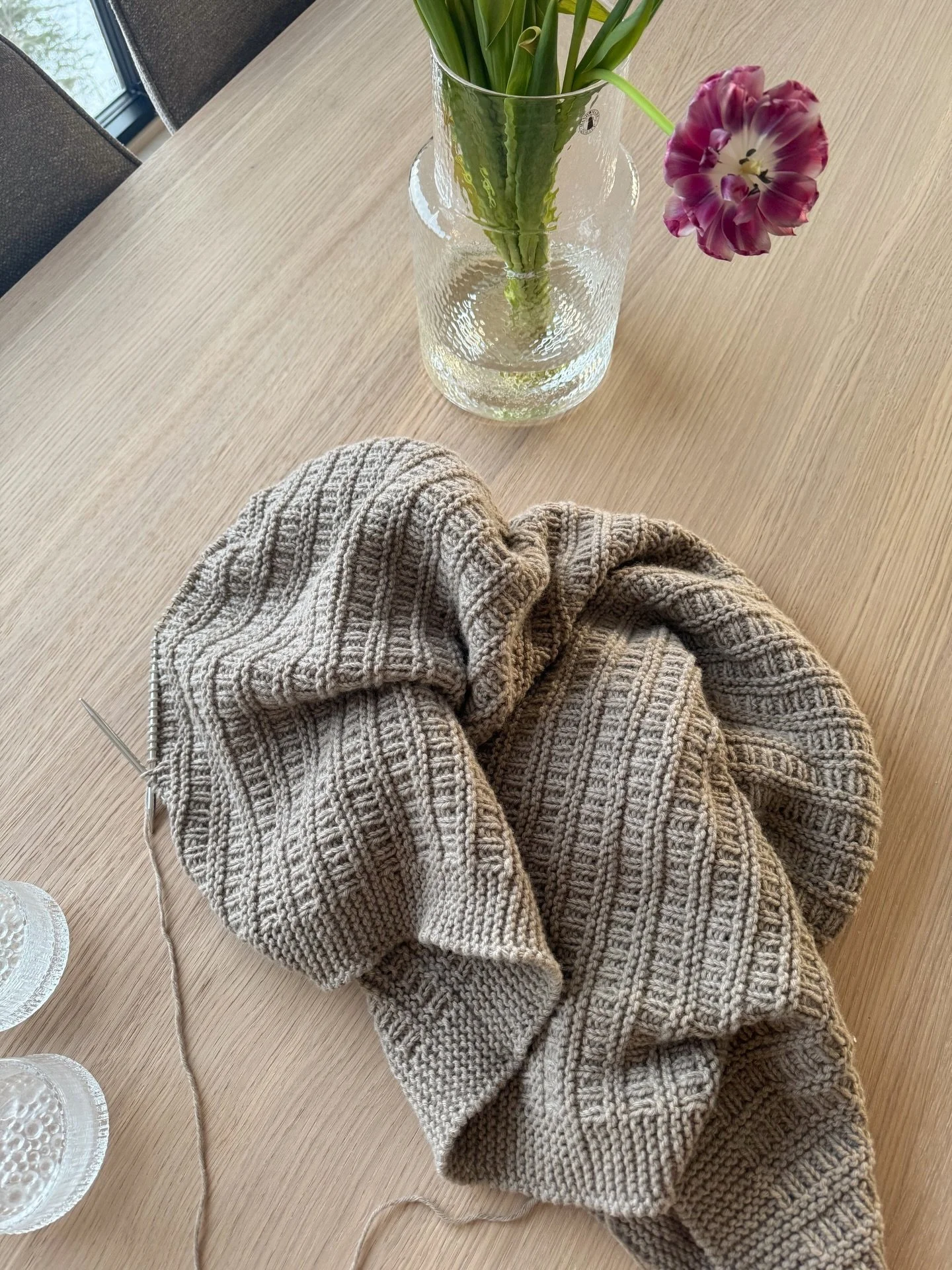 Litt fra helgens strikking🩷 akkurat n&aring; sjonglerer jeg mange ulike prosjekt samtidig, og alle f&aring;r noen nye masker med jevne mellomrom. Vet ikke hvor effektiv det er for &aring; fullf&oslash;re prosjektene, men n&aring; er det dette som fu