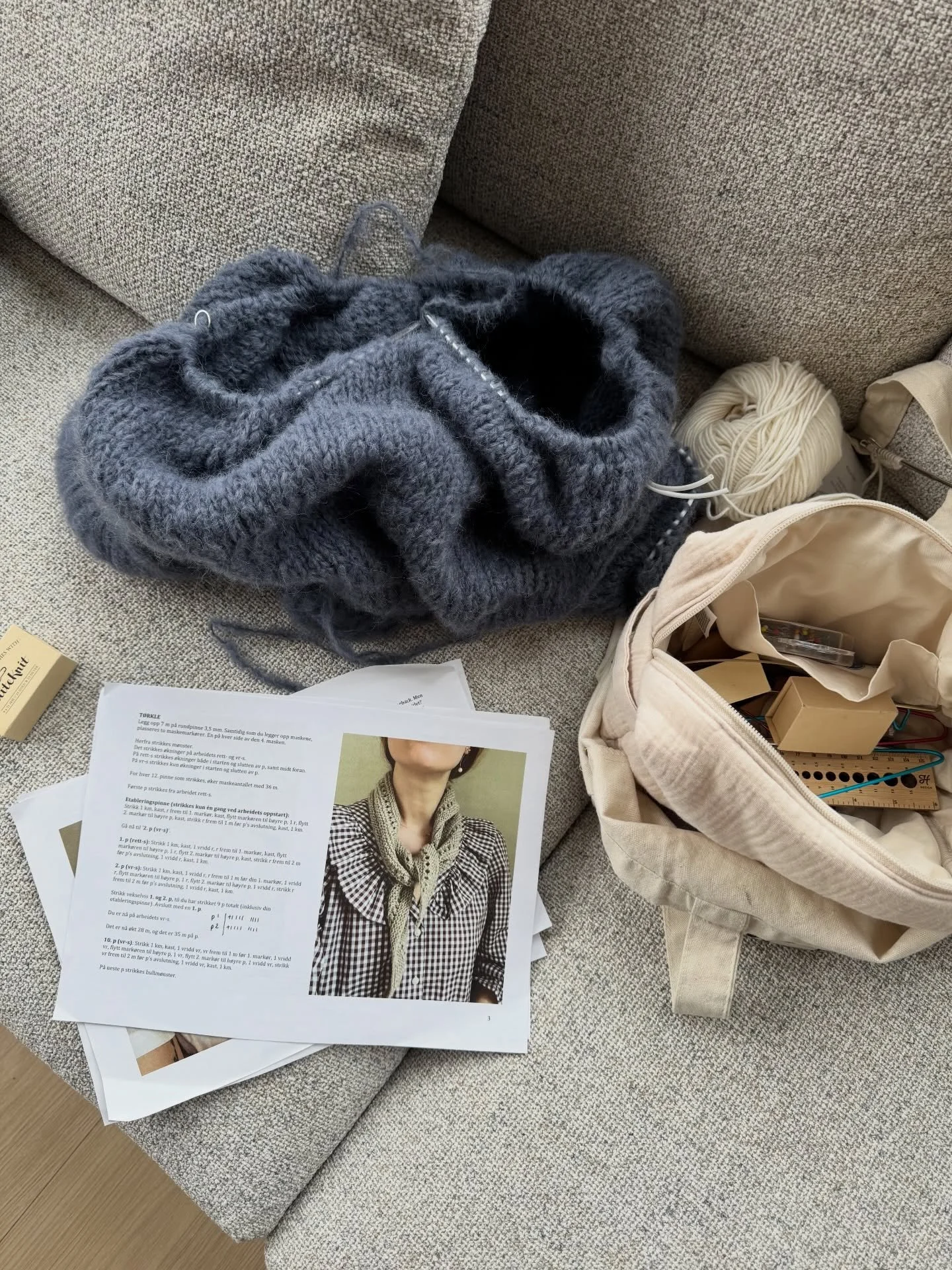 Hvorfor er det alltid s&aring; g&oslash;y &aring; legg &aring; opp til noe nytt?🤭 Unnskyldte meg med at jeg trenger et nytt mini-prosjekt til &aring; ha med i veska siden #seraphinesweater har vokst seg ut av den.

Viktig &aring; ha noe sm&aring;tt 