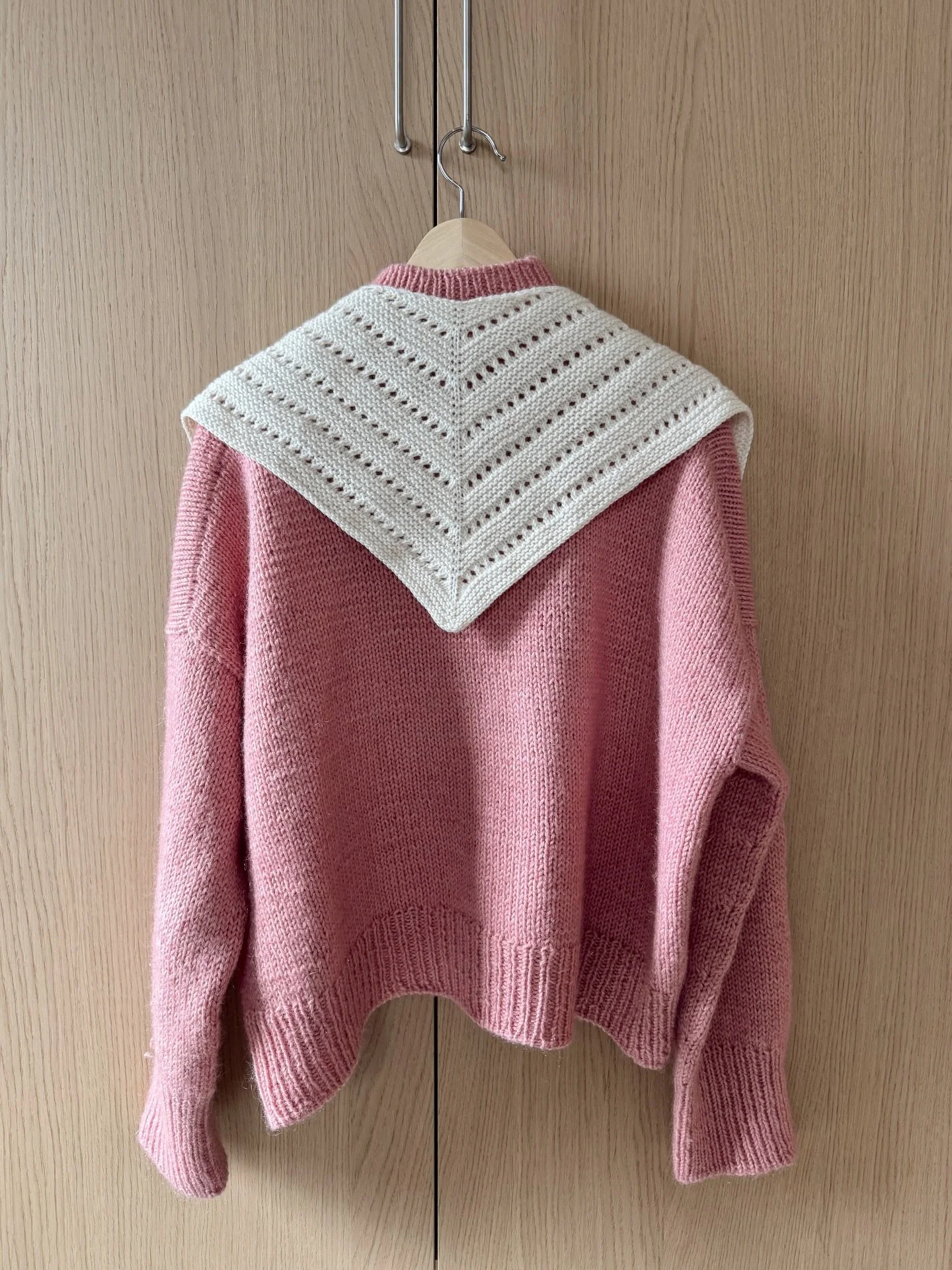 It&rsquo;s a yes from me🩷 reklame @ullenyarns for garn i gave til #scarfno1 🤍 #weekendsweater fra @petiteknit strikket i Peer Gynt og Tynn Silk Mohair passet perfekt som base til mitt nye lille skjerf, og med alt regnet som n&aring; herjer i Tr&osl