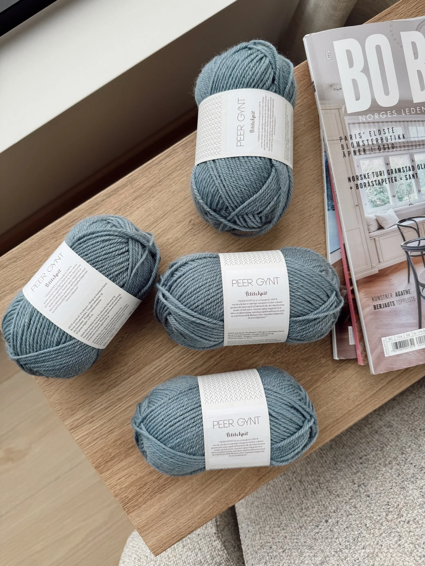 September Sky☁️☁️☁️ Falt helt for denne fine bl&aring;fargen, en perfekt st&oslash;vete duebl&aring;. Og helt perfekt til en liten #stormsweater til en barnehagegutt til h&oslash;sten🐻&zwj;❄️

Syns alltid at fargekartene til Petiteknit er s&aring; f