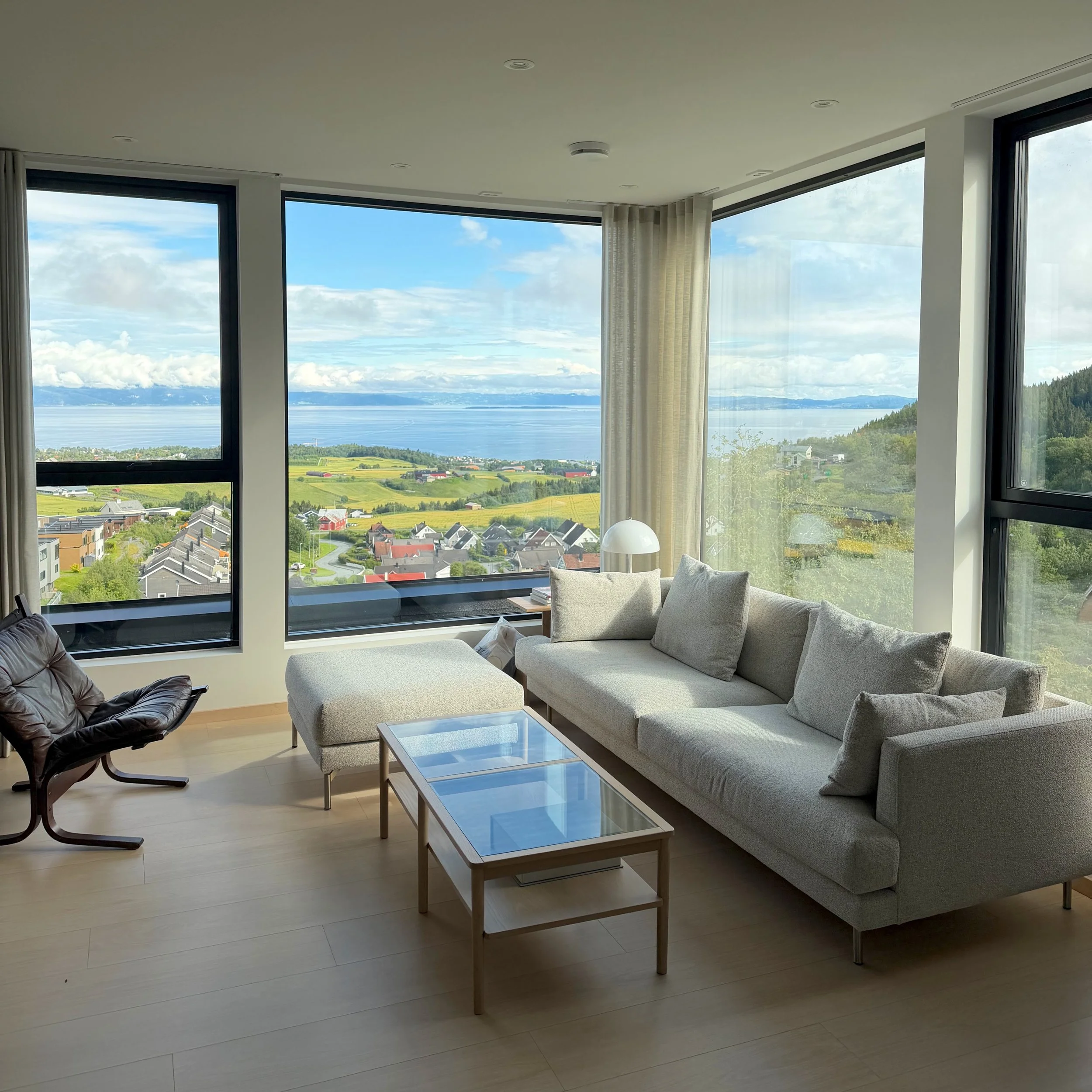 En dag det var sol☀️ Vi bor oss fortsatt inn i det nye huset v&aring;rt, en dag av gangen. Og n&aring; som de st&oslash;rste m&oslash;blene er p&aring; plass er det pynt og interi&oslash;r som st&aring;r for tur. Mye st&aring;r fortsatt i flyttekasse