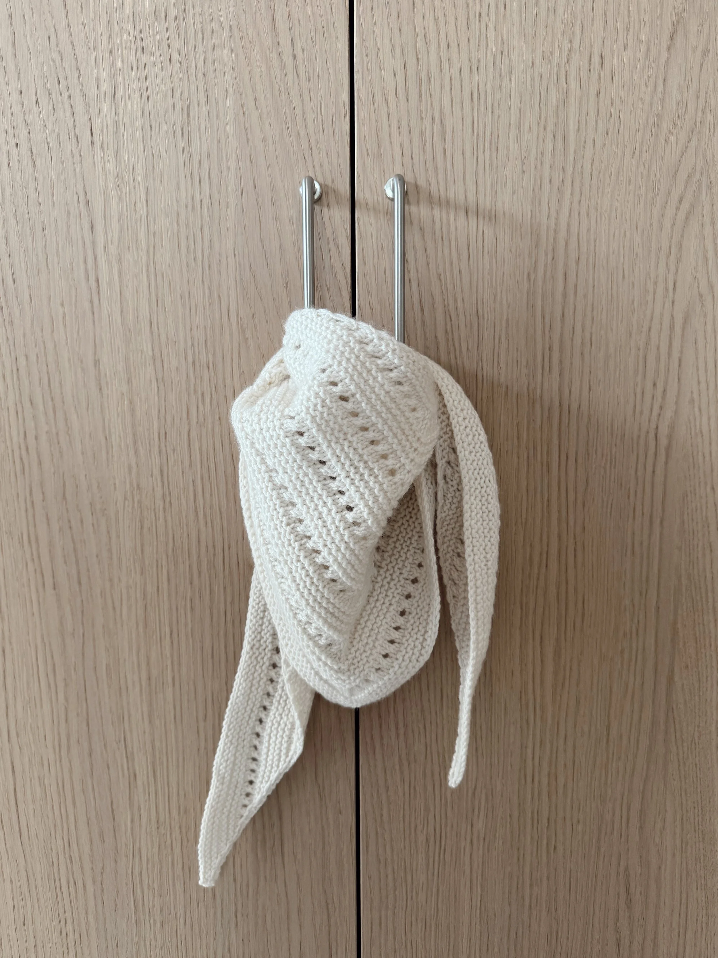 Reklame @ullenyarns 🕊️🌻🌙 Always prepared for colder days. Fine, fine #scarfno1 av @myfavouritethings.knitwear i nydelig hullm&oslash;nster. Raskt og g&oslash;y prosjekt &aring; strikke, s&aring; anbefales🫶🏼

Strikket i garnet Mellow fra @ullenya