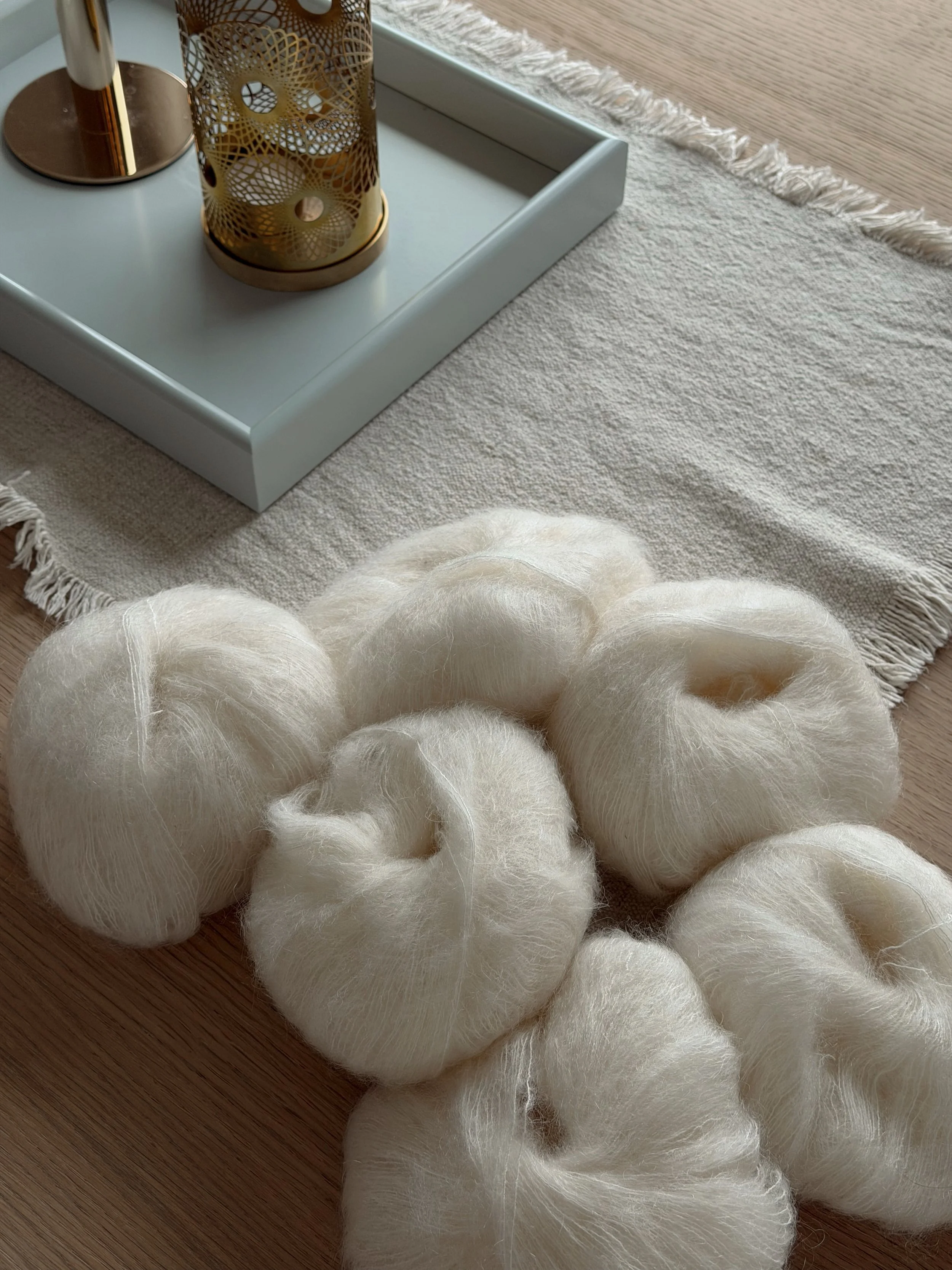Reklame @maskedrommen / garn kj&oslash;pt med rabatt💌 F&aring;r aldri nok av mohair og denne er s&aring; silkemyk - virkelig the fluffiest fluff. Har enn&aring; ikke bestemt meg for hva jeg skal strikke enn&aring;, s&aring; det blir en surprise for 