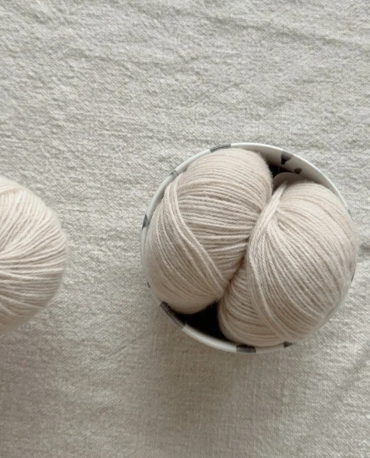 Lun Merino fra @raumagarn ☁️🐑🫙 S&aring; silkemykt og godt - og det perfekte garnet til et skjerf som skal ligge tett mot huden 💌

#lunmerino