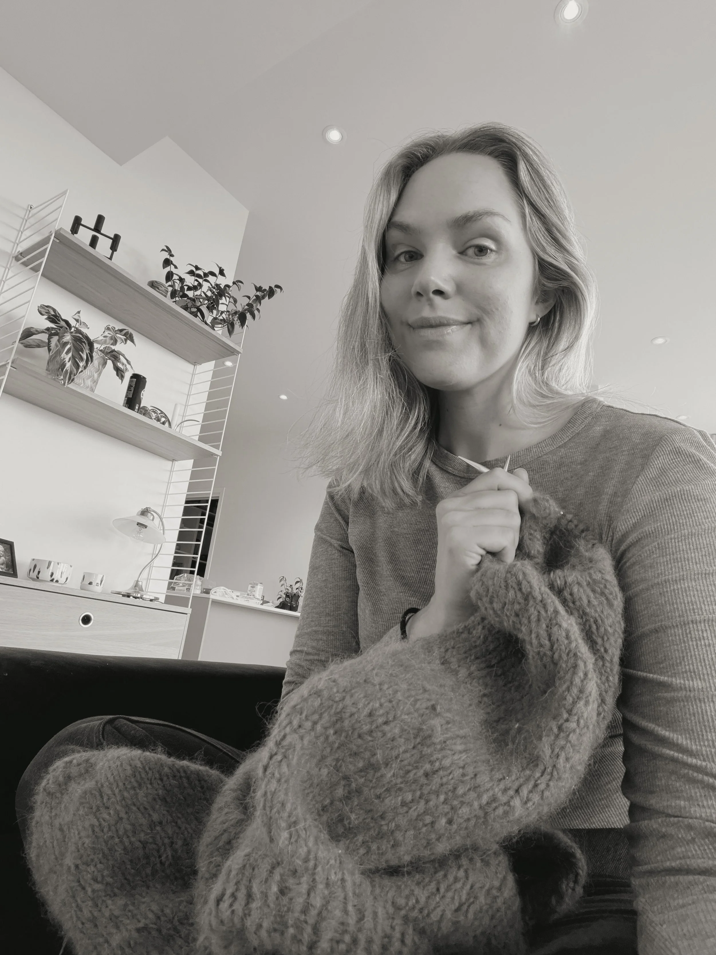 Happy because knitting, mohair yarn, drinking tea, cinnamon buns, autumn, my son, new yarn, sun in my face, home, feeling loved, crisp air &amp; short hair 💇🏼&zwj;♀️

Elsker denne tiden av &aring;ret🥹🫶🏼