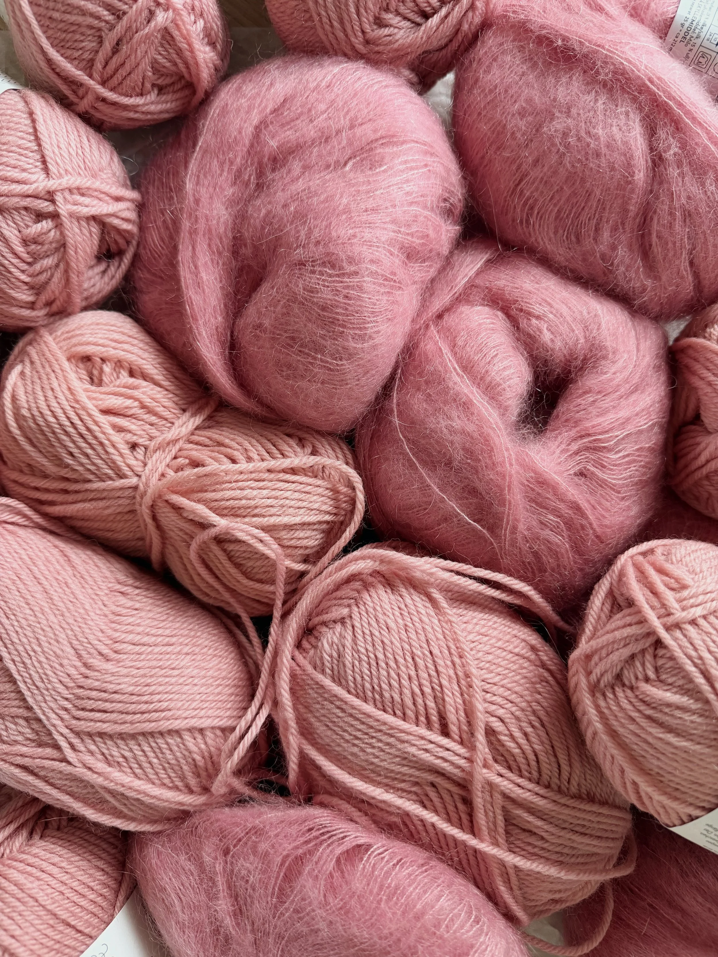 Pink melange ☁️🥛🧘🏼&zwj;♀️🐰🩰🪿 Blir like glad hver gang jeg ser disse n&oslash;stene i garnlageret for o&rsquo;boy fargen er s&aring; fiiiin. Den perfekte rosa!

Sikret meg siste rest f&oslash;r fargene gikk ut av sortimentet, s&aring; det er et 
