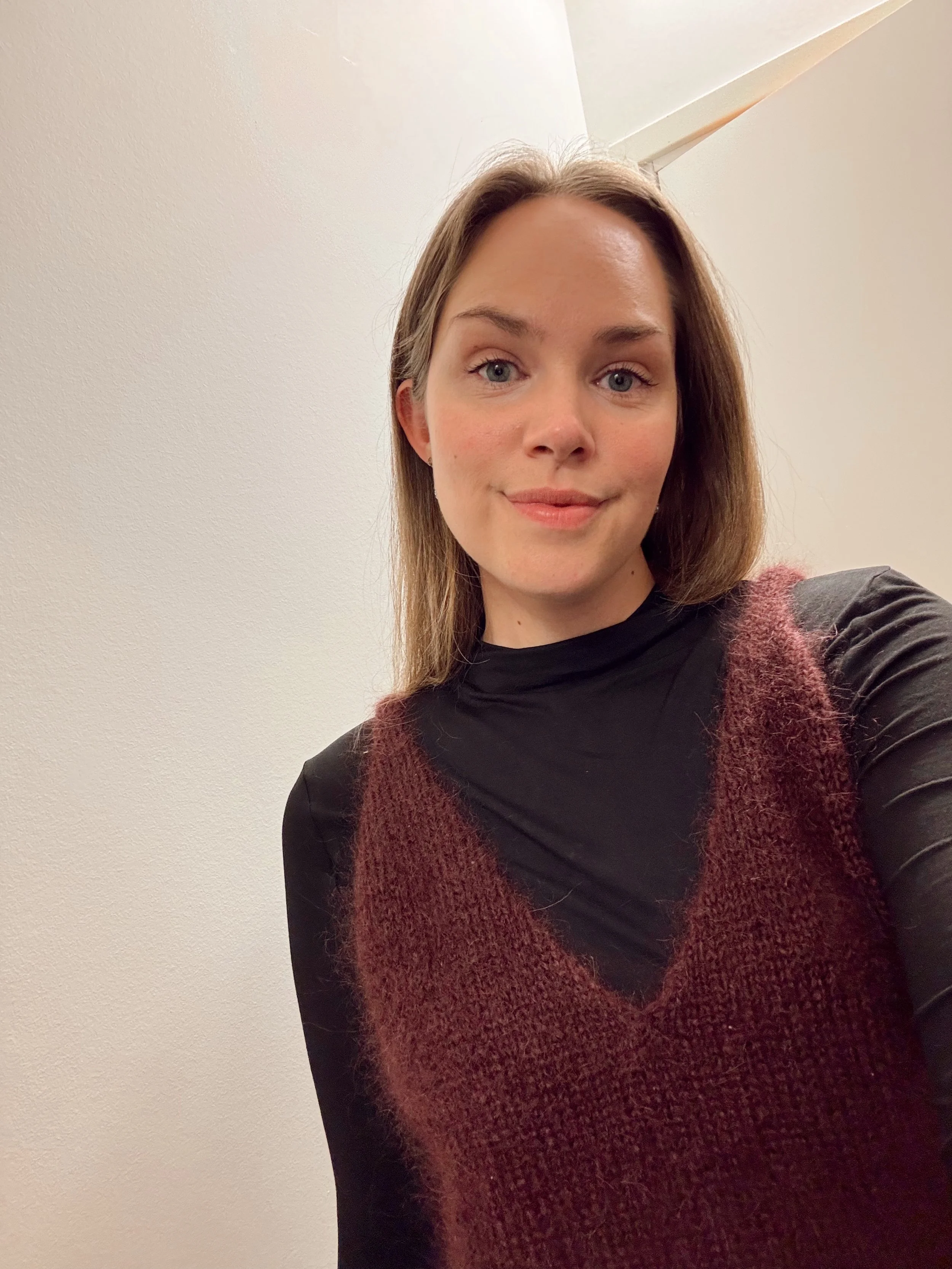 It&rsquo;s burgundy season with #meadowdress fra @sandnesgarn🌛💫✨ 

Strikket i #sandnesballerinachunkymohair