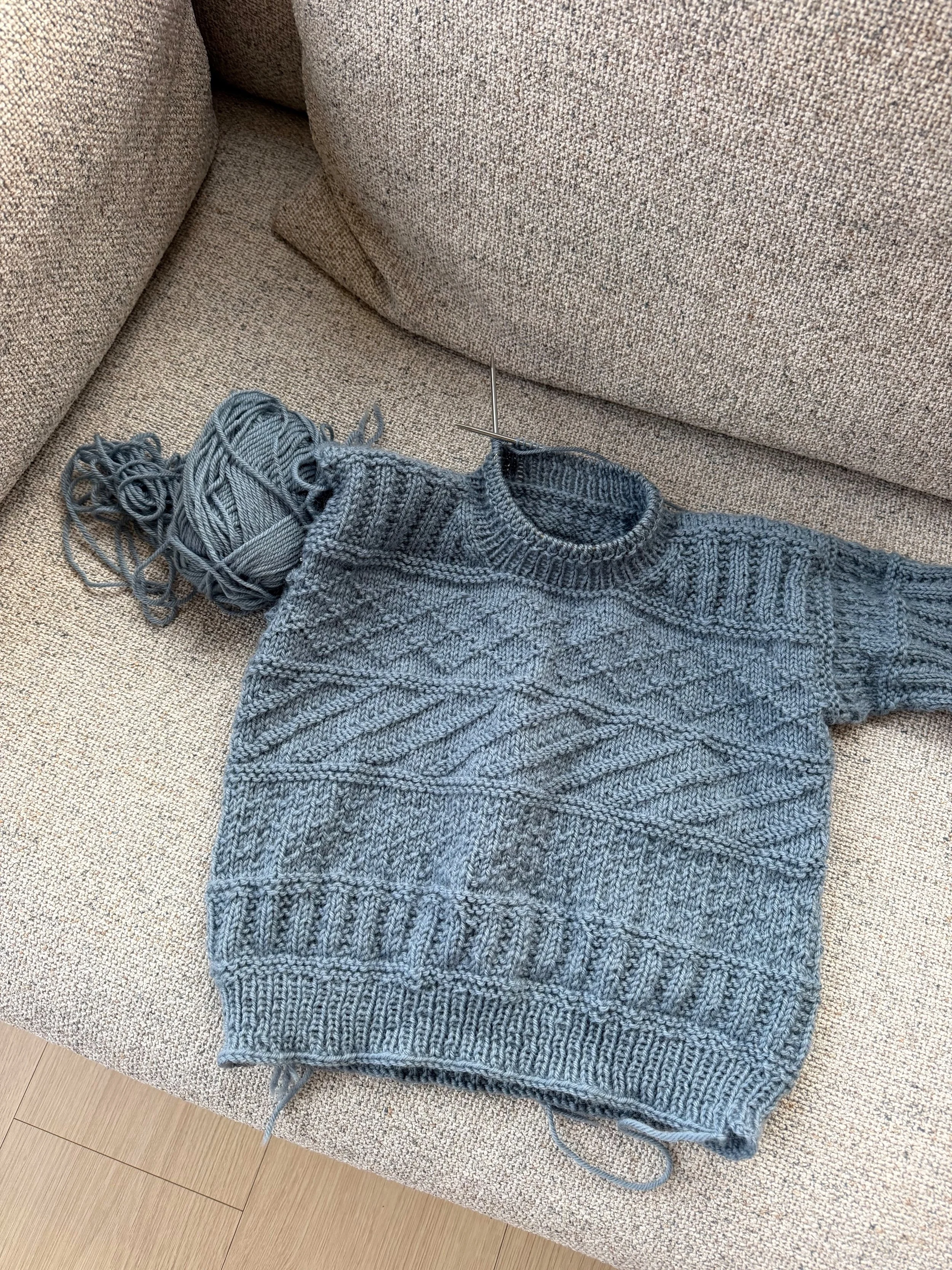 S&oslash;teste lille genseren til M ☁️🪁 #stormsweaterjr av @petiteknit i Sandnes Peer Gynt i fargen September Sky🤍

#sandnespeergynt