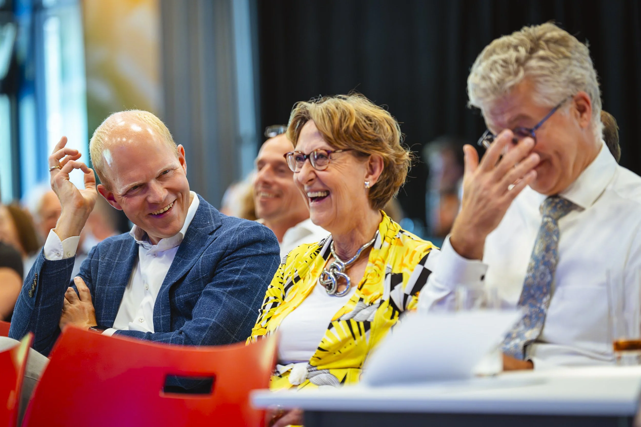 Mensen die lachen en lachen tijdens een bijeenkomst of conferentie
