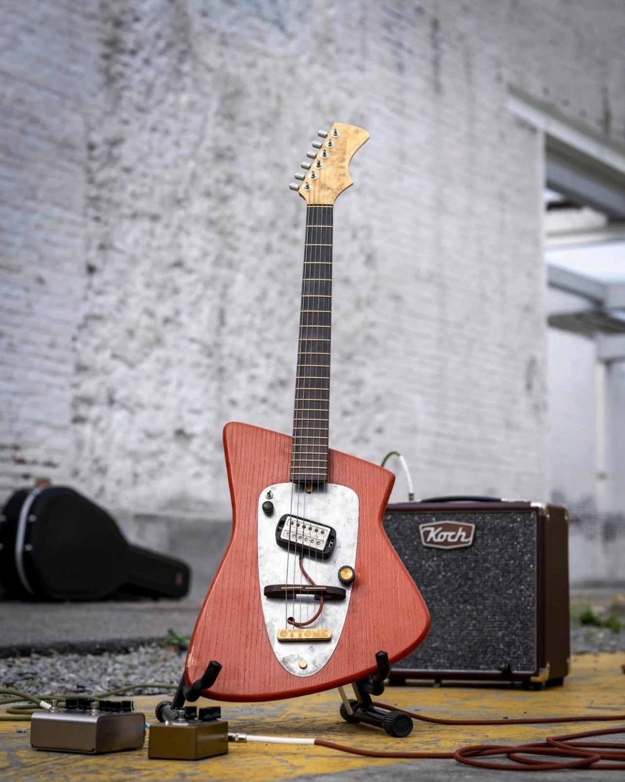 After a lot of thinkering and late nights in the workshop, I came up with this design. No fixed rules, just your hands finding your tone. 🎸Alu hybrid structure inspiration from @wandreguitars_official freely moving pickups as pioneered by @versoinst