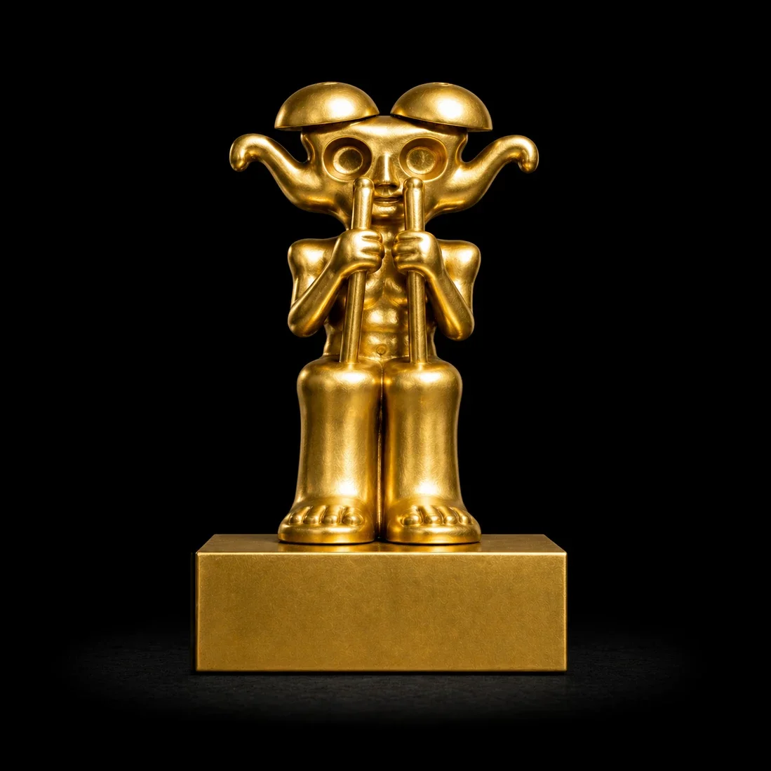  The Witness  
 Overall: 18cm&nbsp; Base: 4cm&nbsp; Object: 14cm   
 18k gold, lab-grown gemstones, carved, precision set  
 open edition &emsp; Inquire 