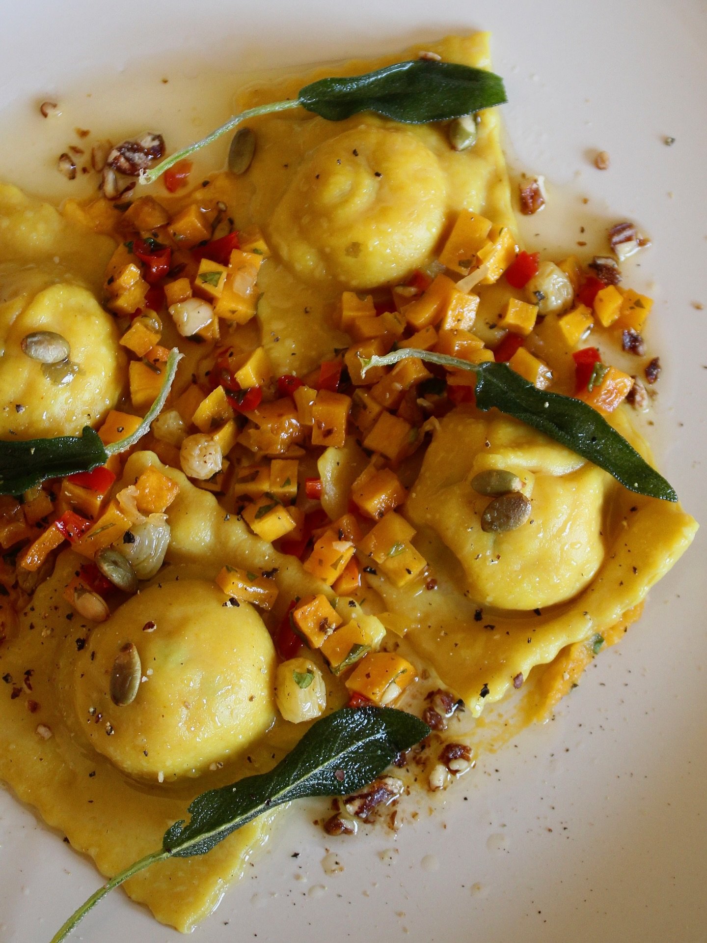 Lunch and bar in Montclair at Halcyon Montclair