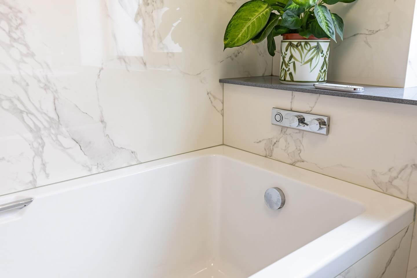 This simplistic and elegant bathroom is packed full of features that are not always obvious to the eye, here are just a few:
Bespoke fabricated Dekton Mineral wall panels and bath panel - Tapless digital bath filler - Geberit Aquaclean WC with heated