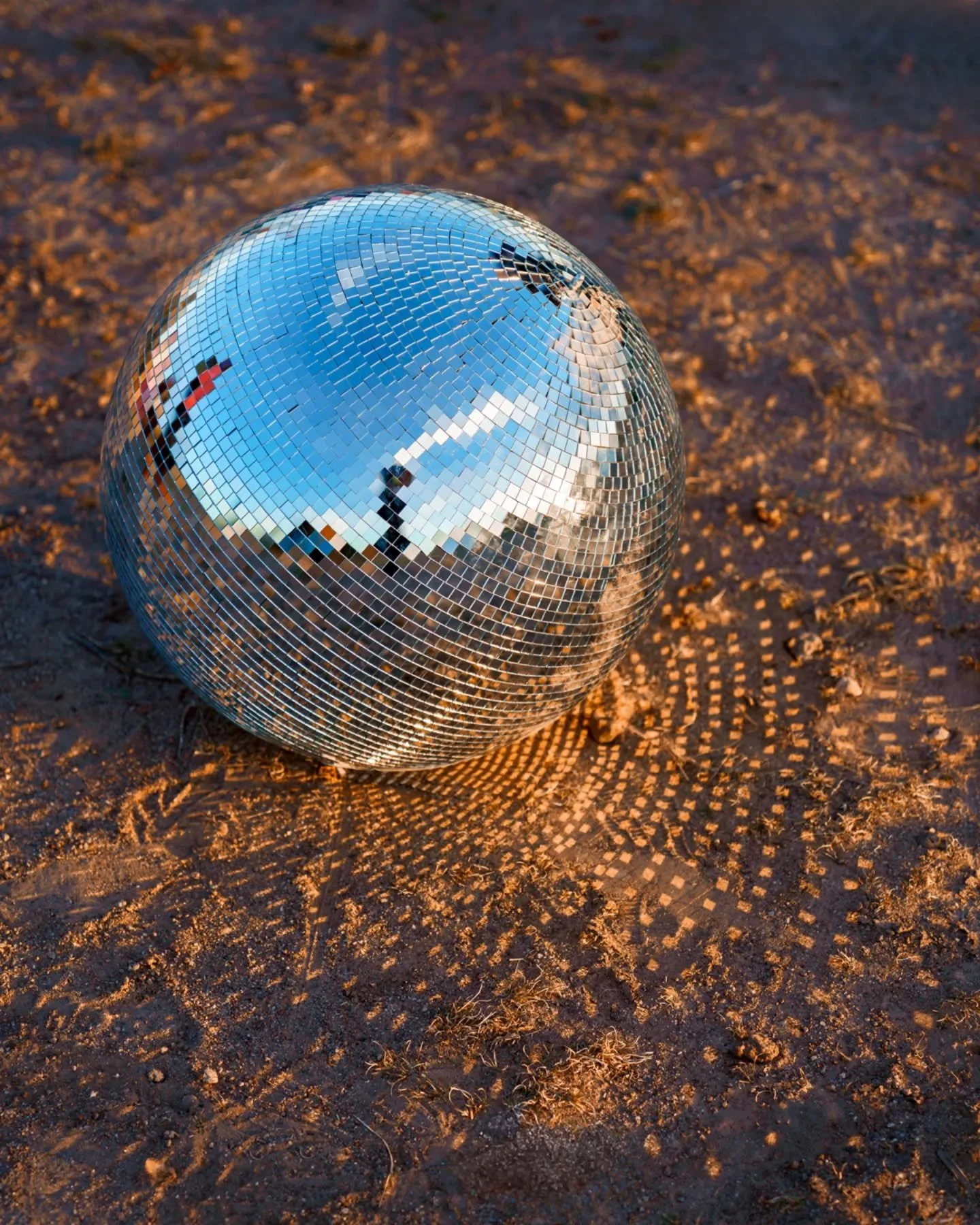Desert Disco 🪩

This image is available for licensing @withstills: 
stills.com/artists/tom-windeknecht/1644

#discoball #marfa #imagelicensing #marfatexas #photolicensing