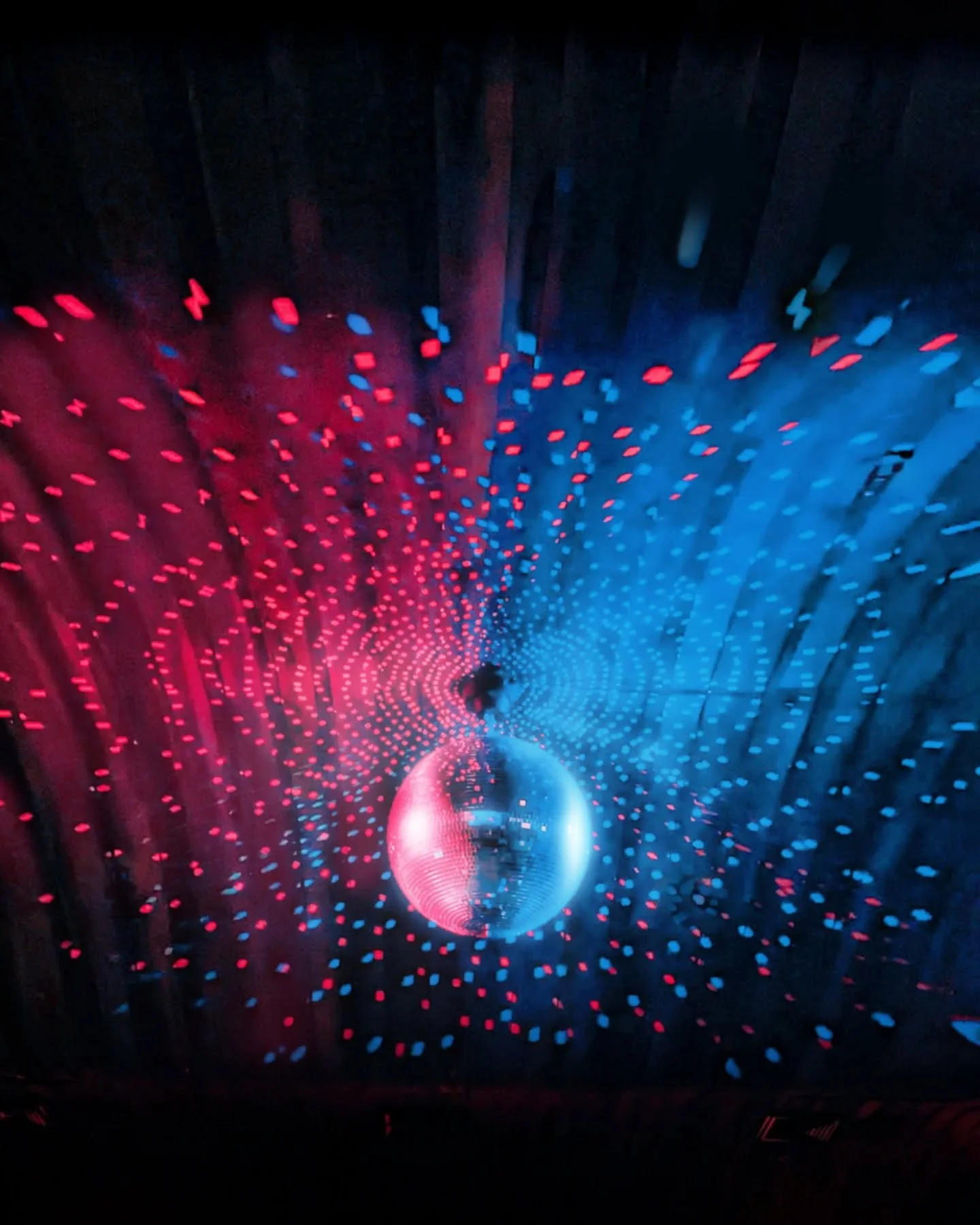 One night on the town 🪩

#discoball #70svibes #mirrorball #discoballs #70s