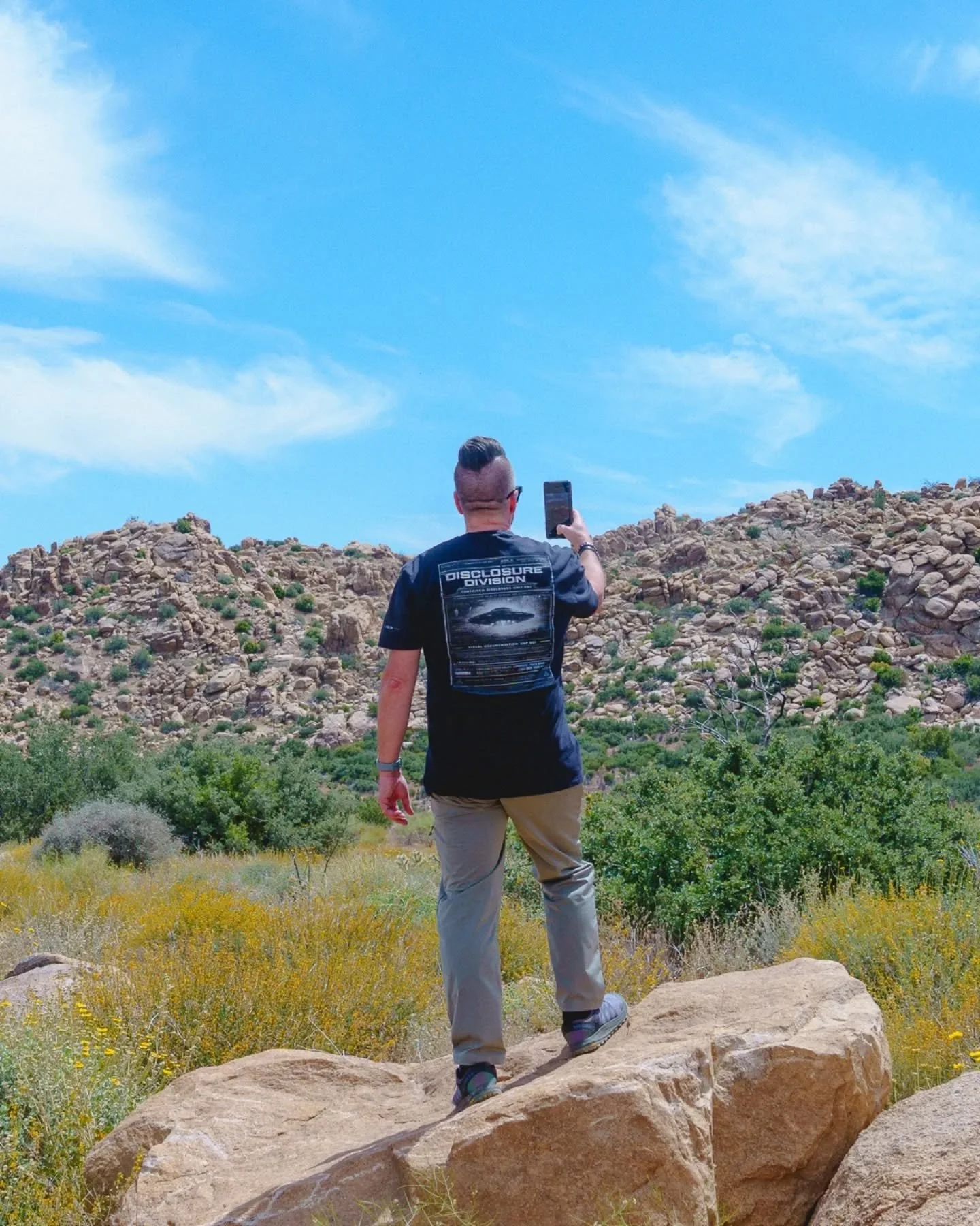 When I saw the Signal 001 Tee from Disclosure Division @disclosuredivision, I knew I had to have it! It totally fits my style of minimal streetwear and my interests in UAPs and disclosure. Keep your eyes on the skies. 🛸

This is a quality, heavyweig