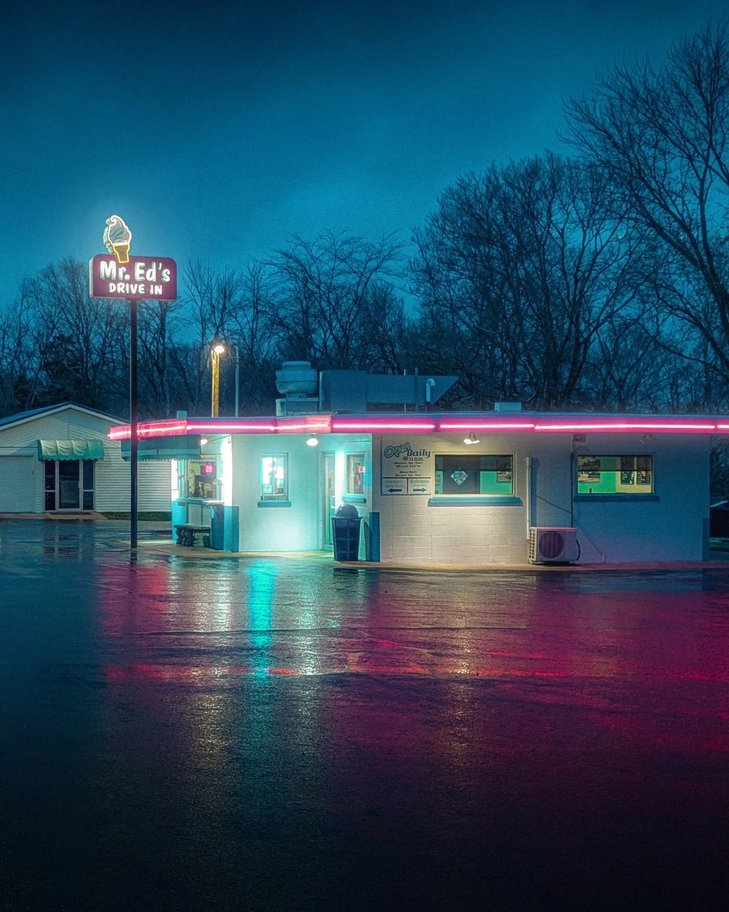 Ice Cream Nights 🍦

#icecreamshop #vintageneon #neonsignage #smalltownusa #somewheremagazine
