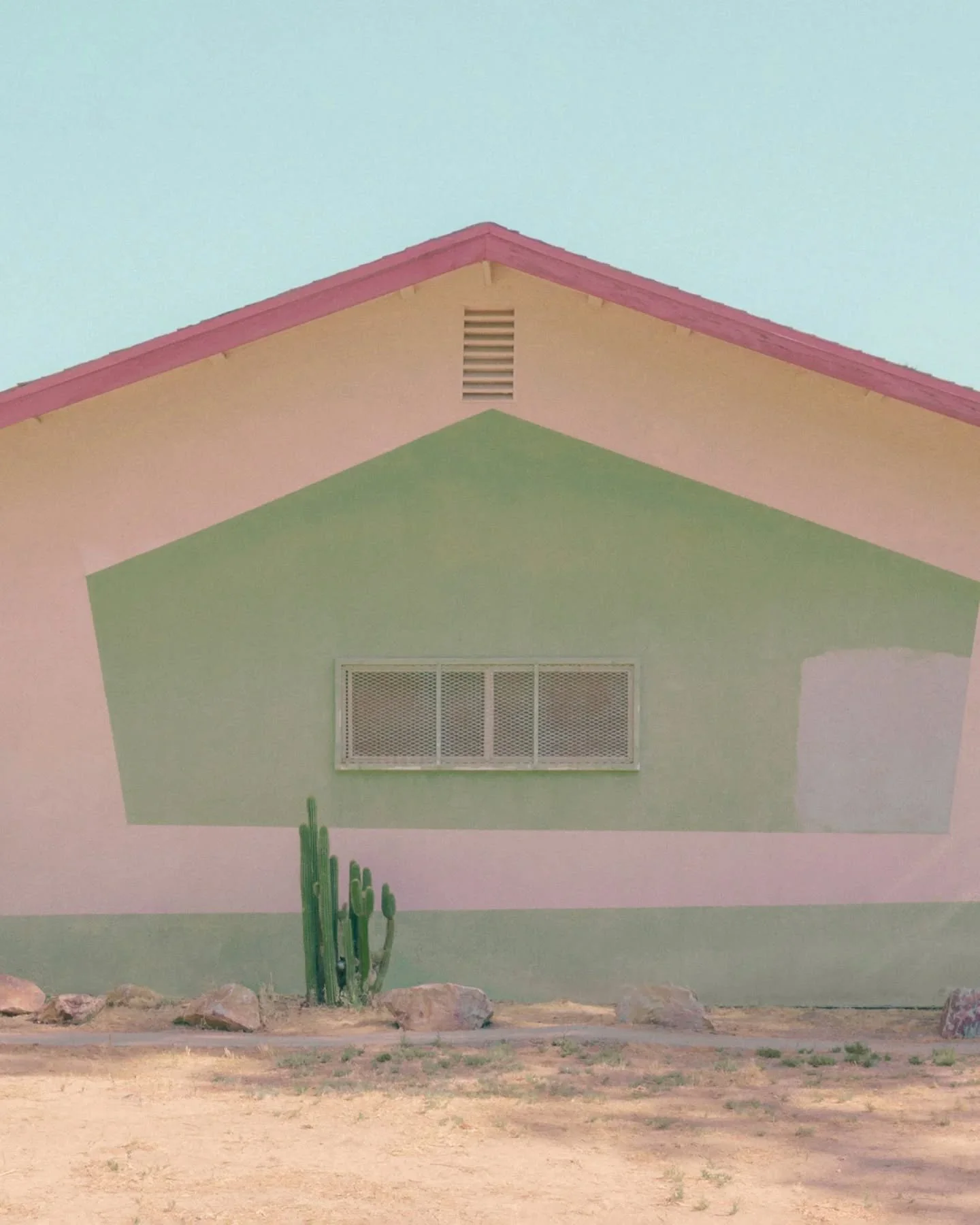 Desert Minimalism. An old find, seen in a new way. It pays to walk around and look with your eyes.

#subjectivelyobjective #newtopographicsmovement #somewheretravel #documentingspaces #makemeseemag