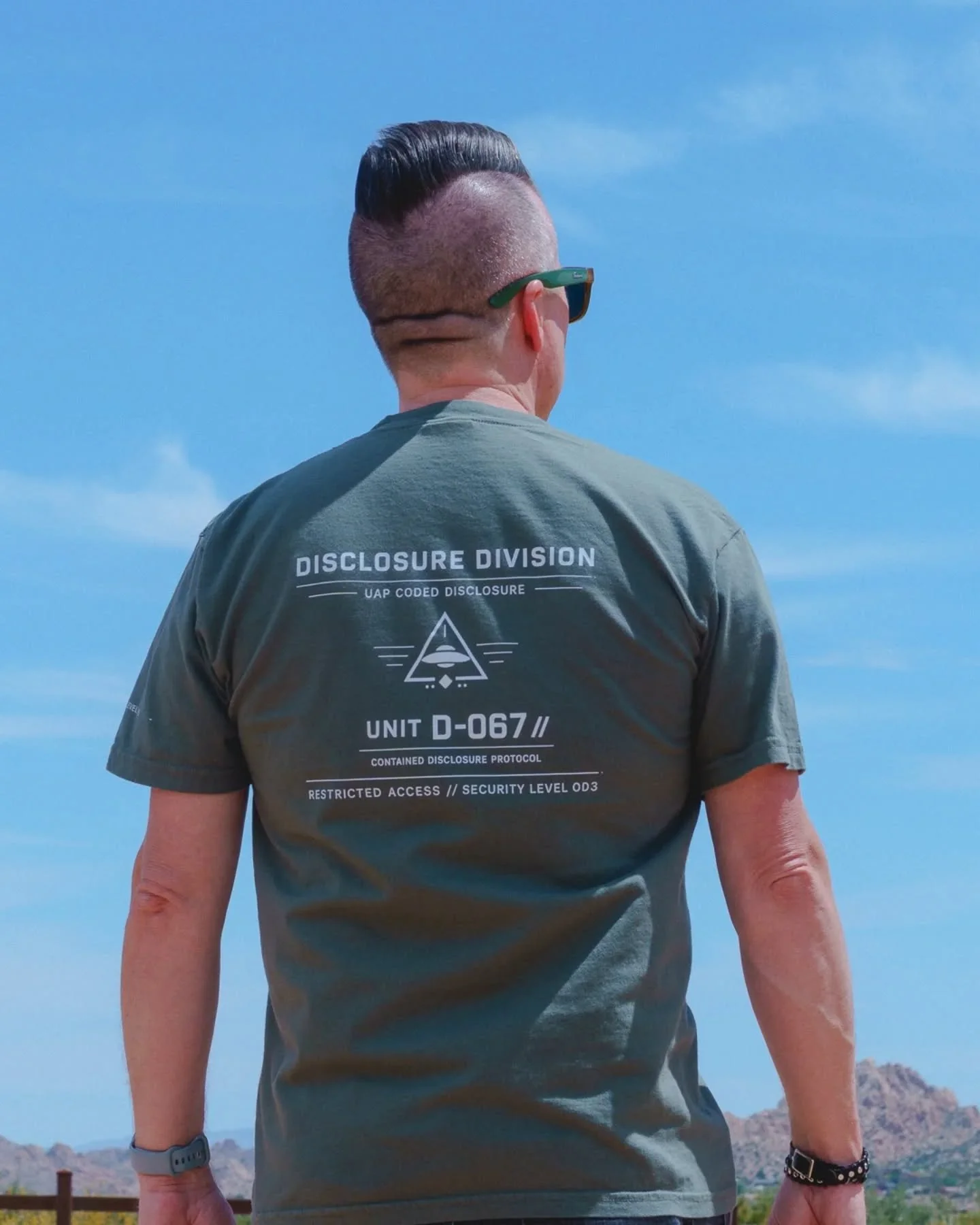 This is the Core Mark Tee from Disclosure Division @disclosuredivision. I like the clean monochrome design in Sage. You can also get it in Midnight (blue).

This piece centers the Disclosure Division insignia in a clean monochrome layout, perfect for